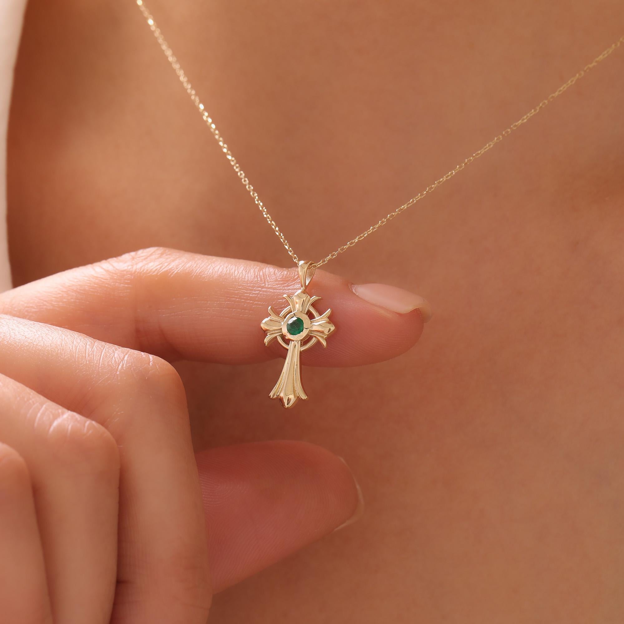 Collier d'émeraude à croix celtique en vente 1