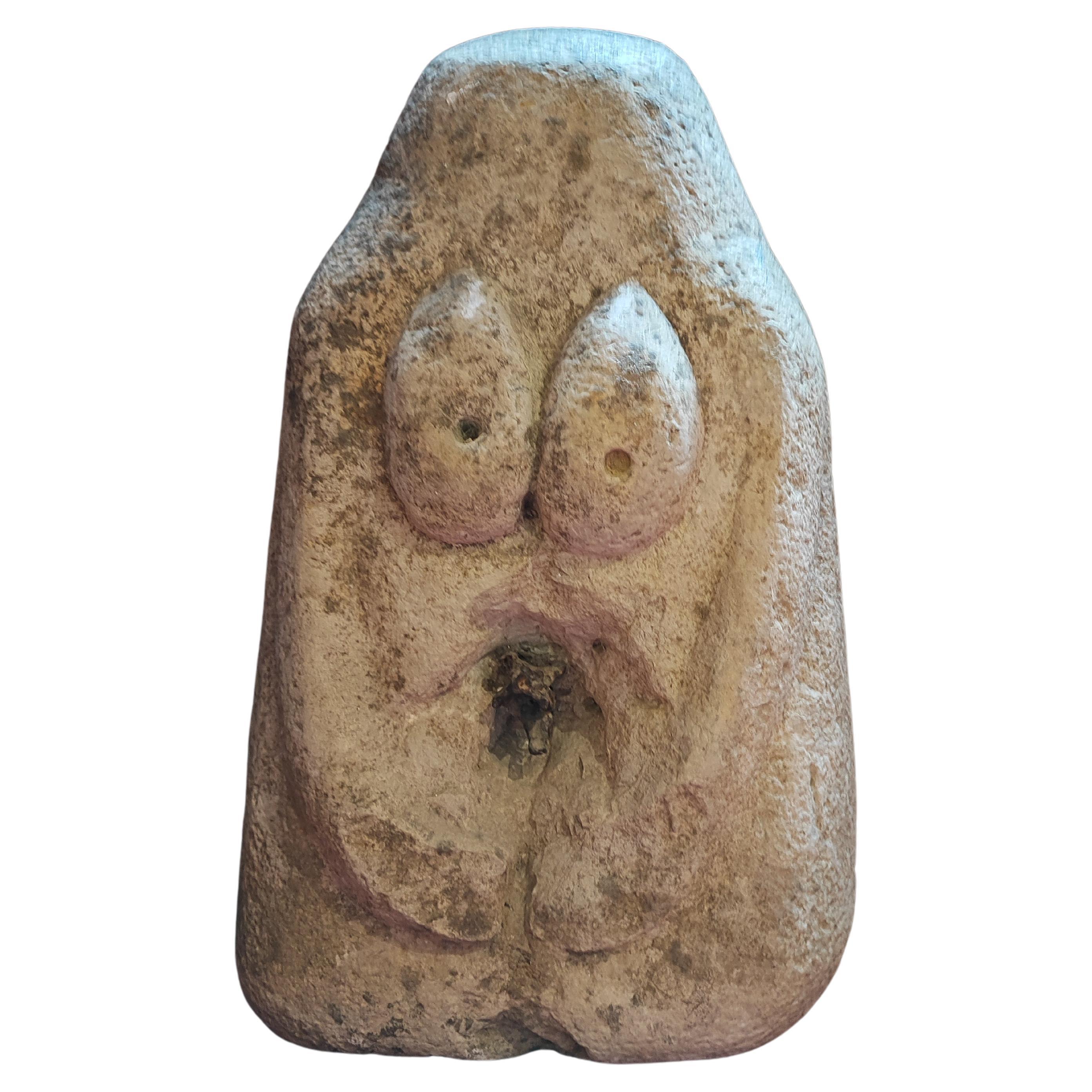 Buste celtique en granit sculpté représentant une figure féminine en vente