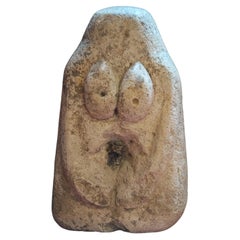 Buste celtique en granit sculpté représentant une figure féminine