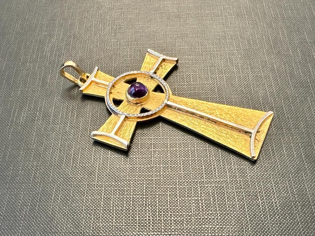 Vergoldetes Silber-Kreuz im Celtic-Stil mit Amethyst (Kunsthandwerker*in) im Angebot