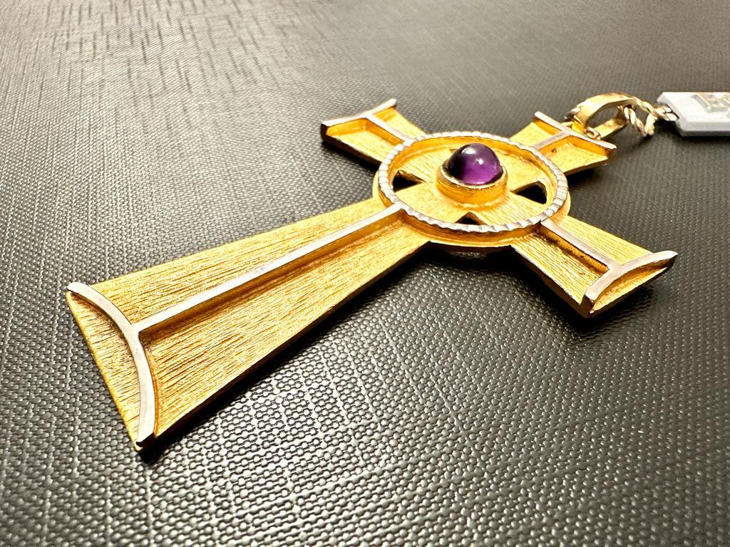 Celtic Style Gold Plated Silver Vintage Cross with Amethyst In Good Condition For Sale In Esch-Sur-Alzette, LU