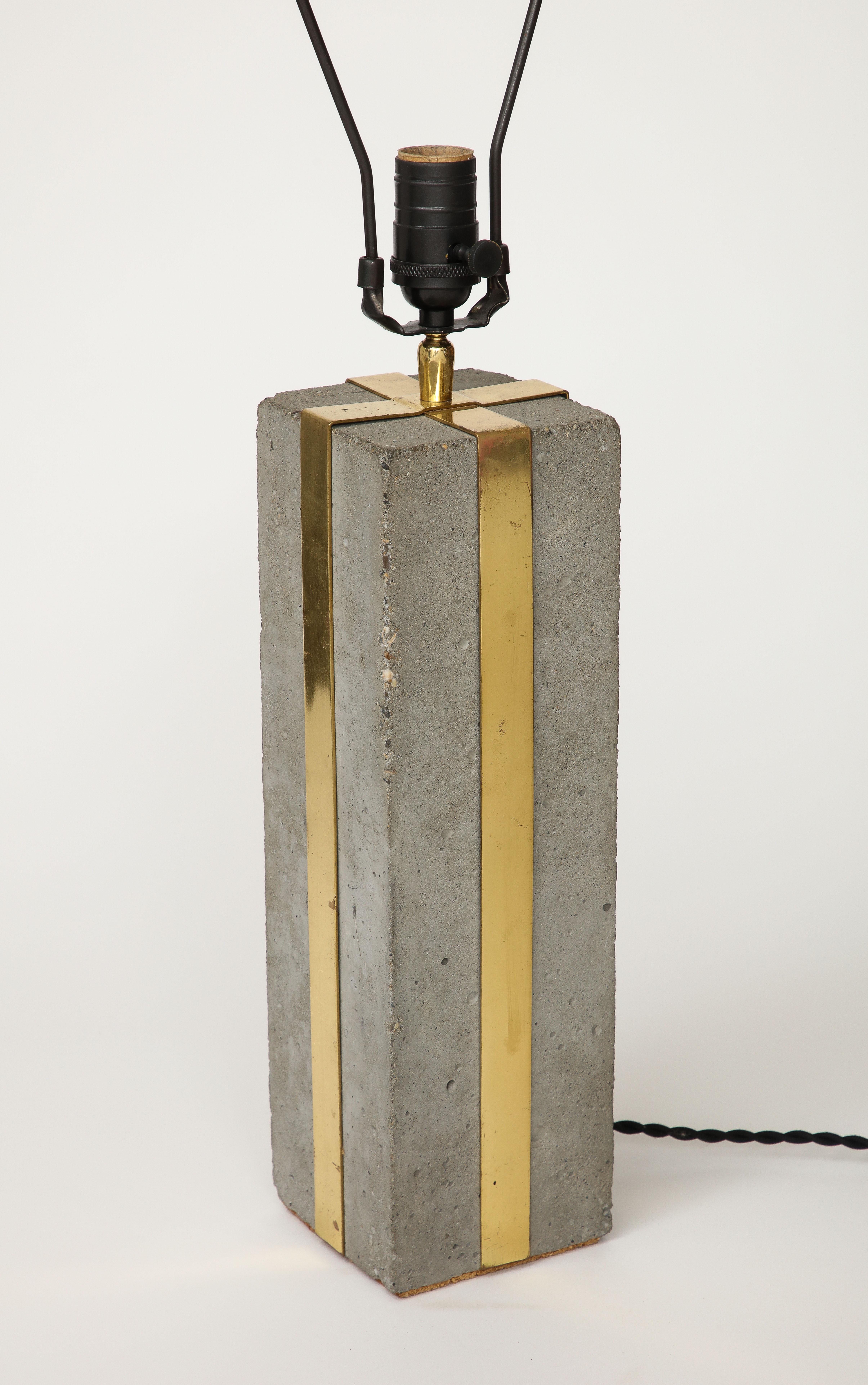 Lampe de bureau en ciment et laiton patiné, États-Unis, vers 1980 en vente 3