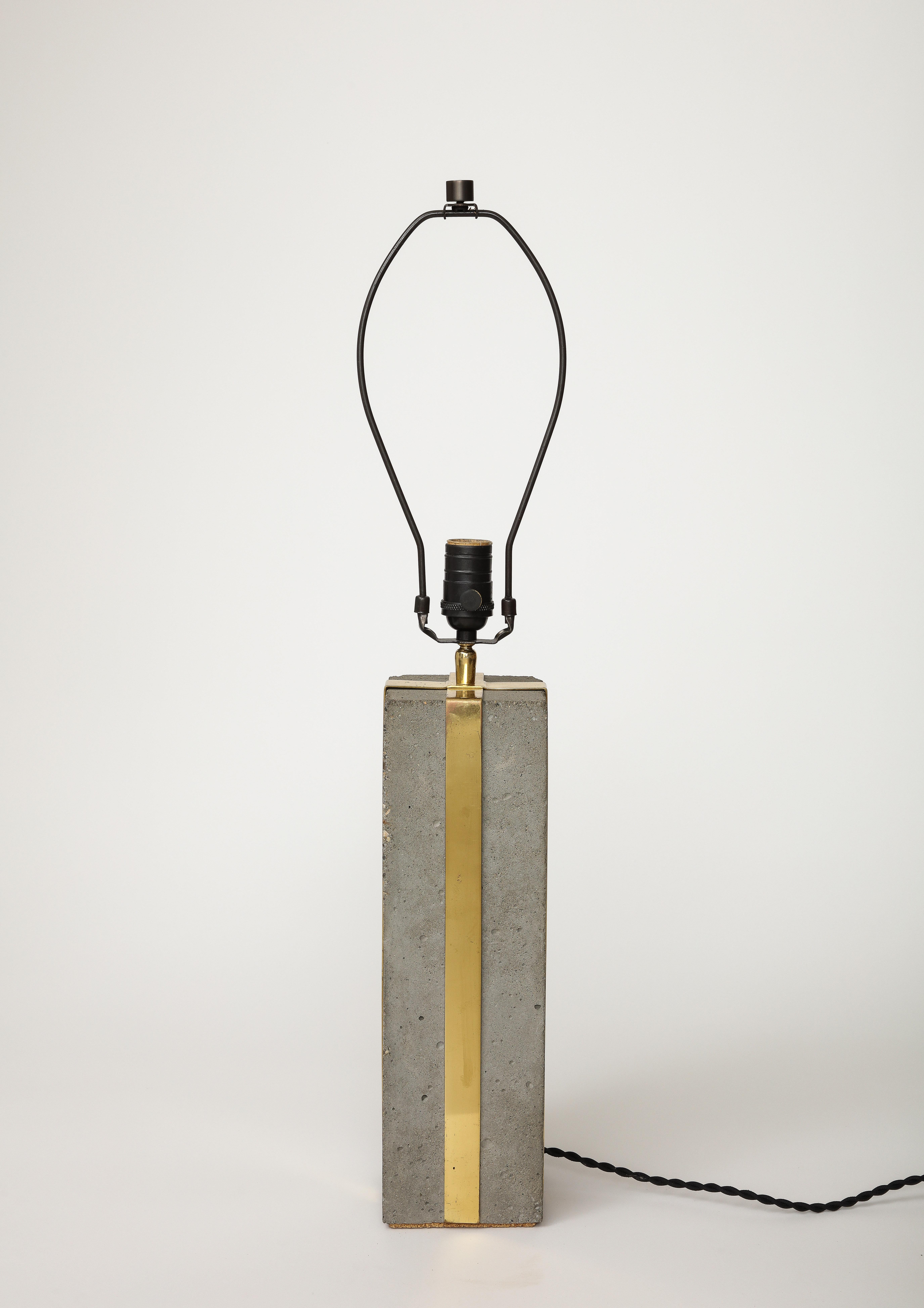 Fin du 20e siècle Lampe de bureau en ciment et laiton patiné, États-Unis, vers 1980 en vente