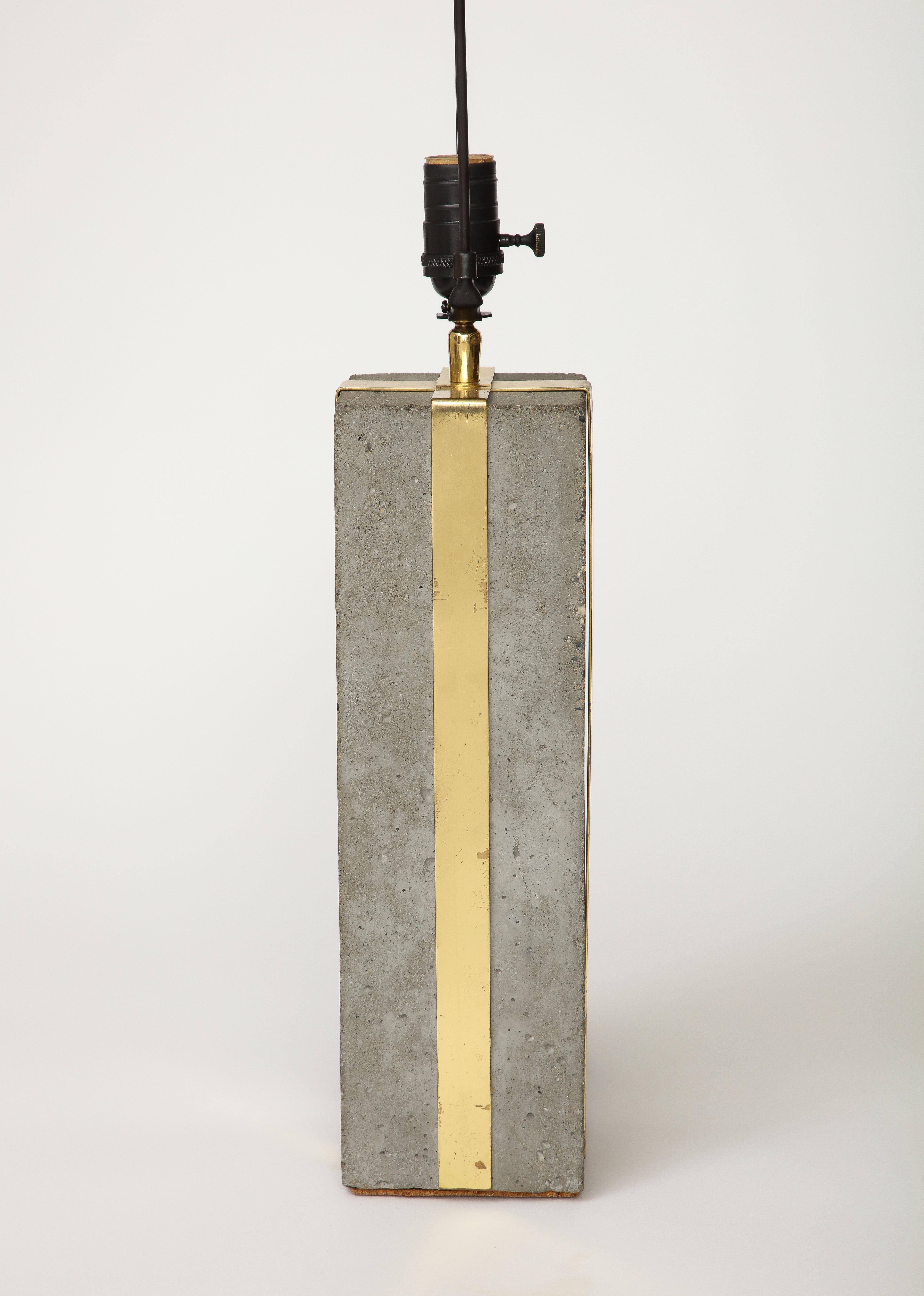Lampada da tavolo in cemento e ottone patinato, Stati Uniti, 1980 ca. in vendita 2