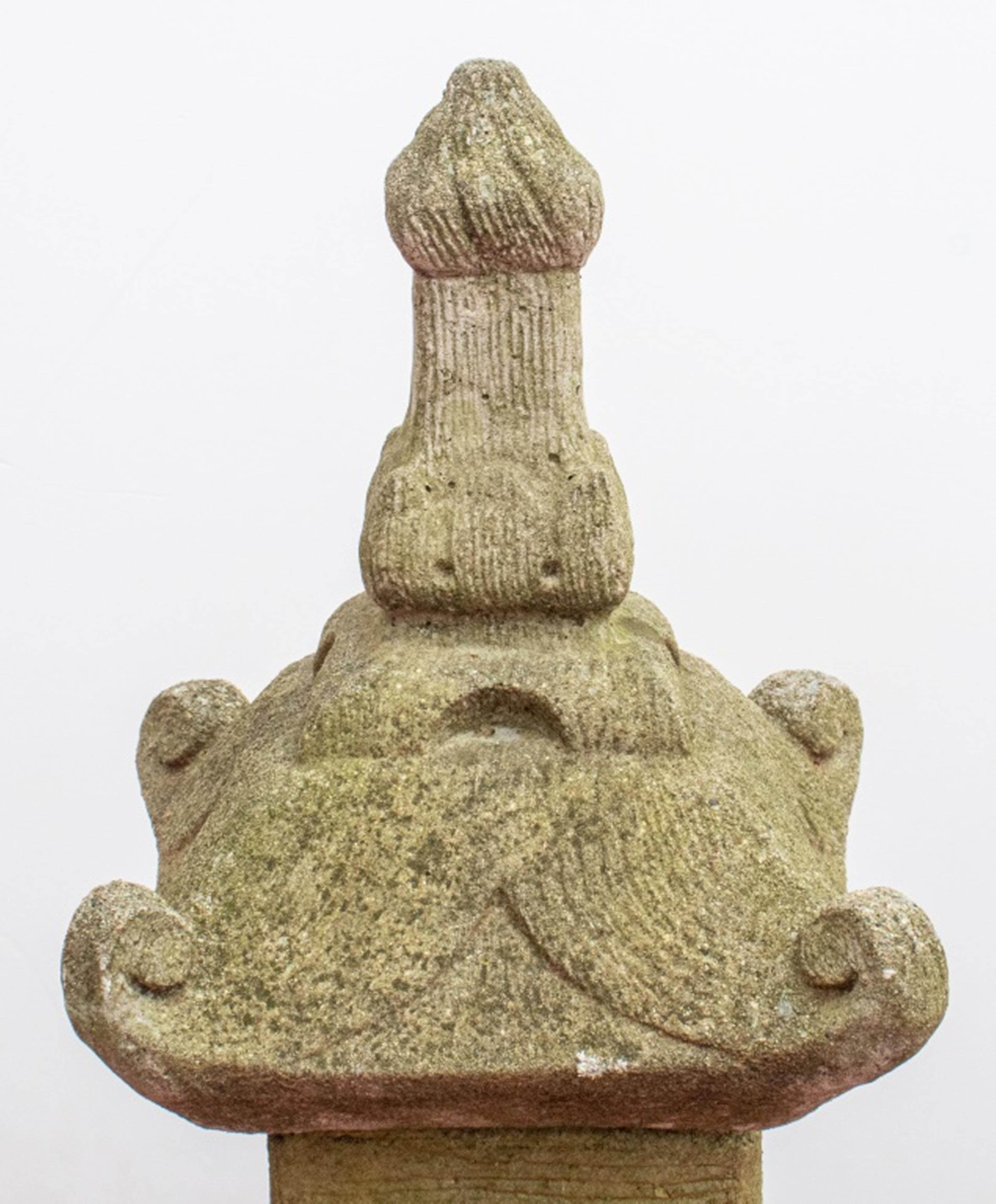 Charmant ornement de paysage en forme de pagode en pierre moulée en 3 sections
Dimensions : 26,5