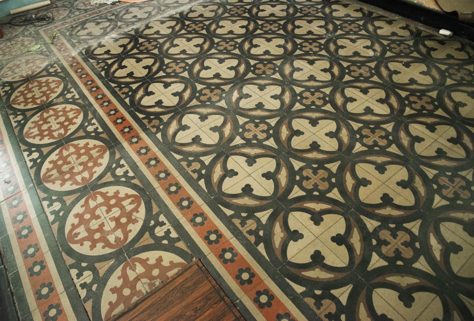 Dieser authentische Boden besteht aus reich verzierten Zementfliesen aus einer Kirche. Die dynamische Komposition aus dem 19. Jahrhundert zeichnet sich durch rote, schwarze und weiße Muster aus, die ein wichtiges Ensemble bilden, das sowohl