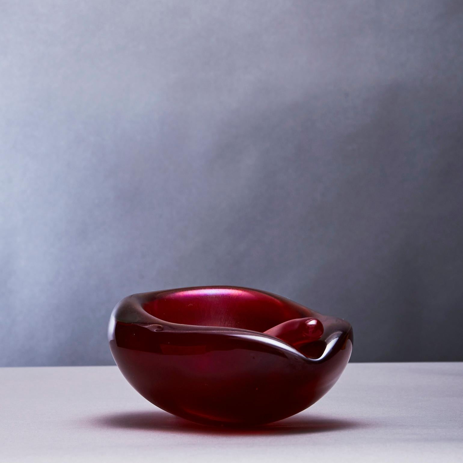 Rare deep red cased and iridized glass, bowl complete with stubber (cendrier / ashtray), designed by Carlo Scarpa (1906-1978) circa 1942, for Venini, with acid stamp on its underside 'Venini Murano MADE IN ITALY'
From 1933 to 1947 Scarpa became the