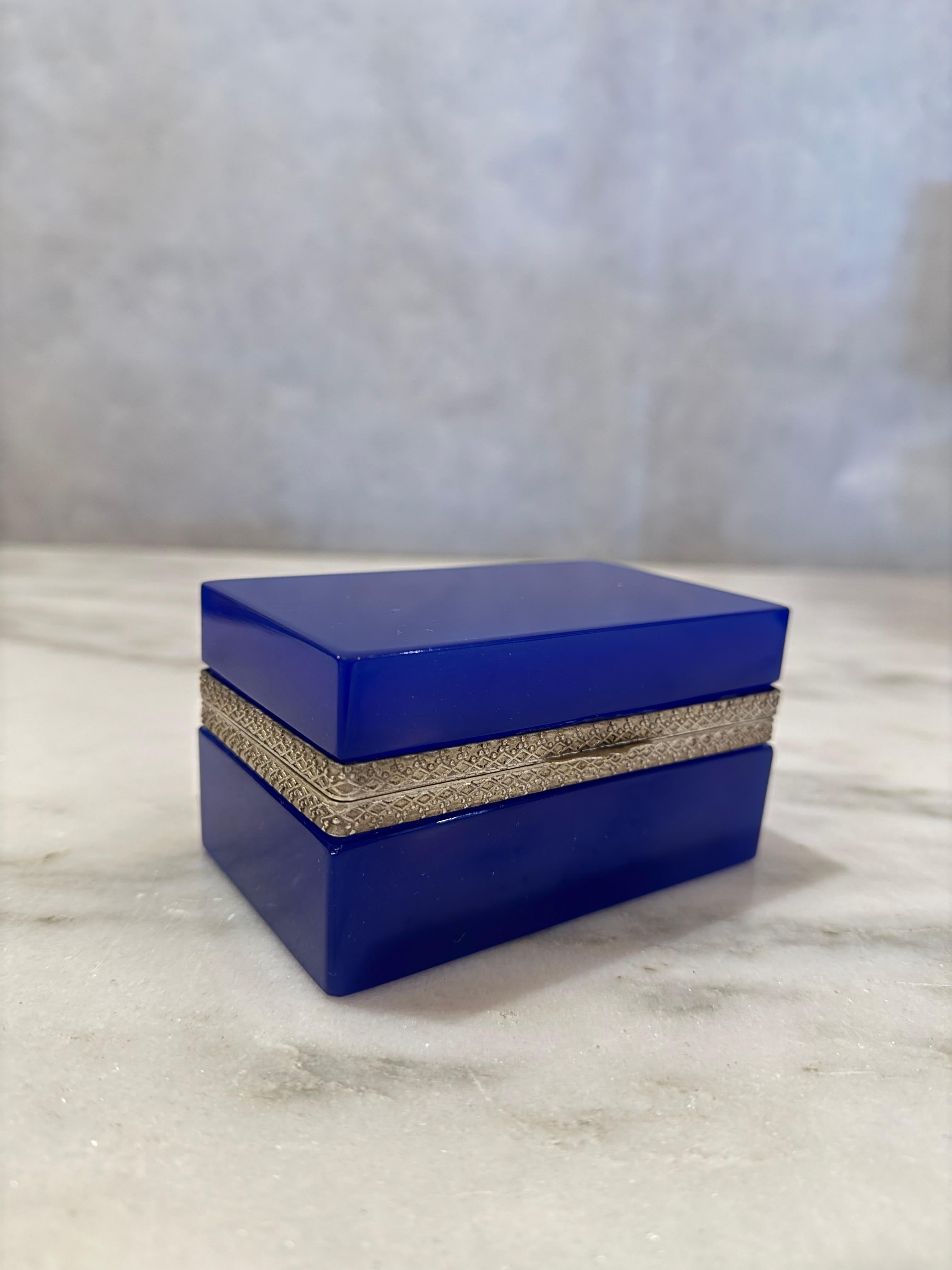 Boîte à charnière en verre de Murano bleu cobalt des années 1950, de conception rectangulaire simple et élégante, avec des détails décoratifs en métal sur les bords, par Giovanni Cenedese, Murano, Italie.
