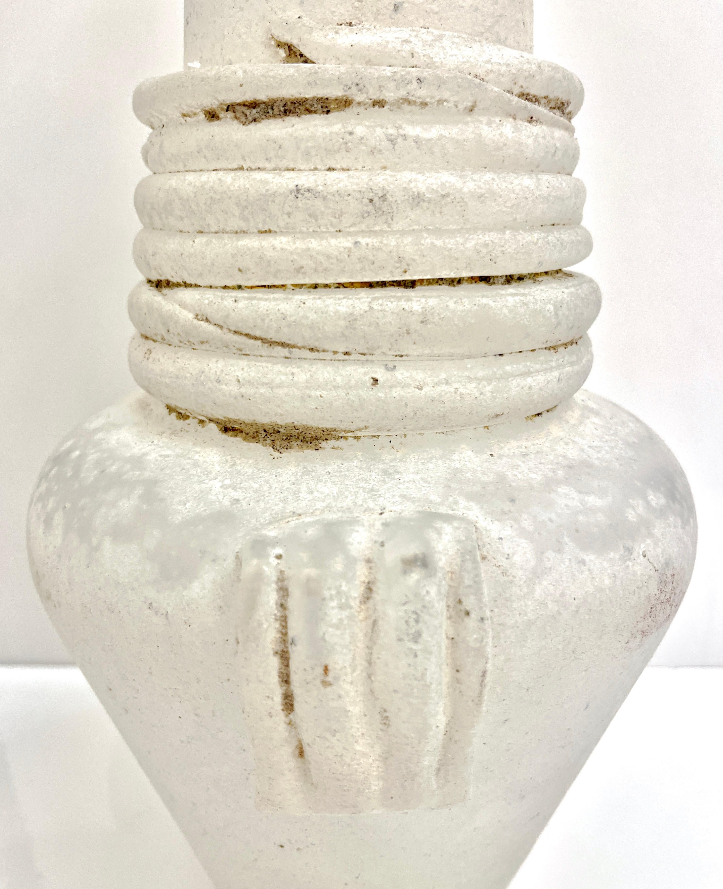 Cenedese 1950er Jahre Mitte des Jahrhunderts Modern Italienisch Weiß Scavo Murano Glas Runde Vase im Angebot 3