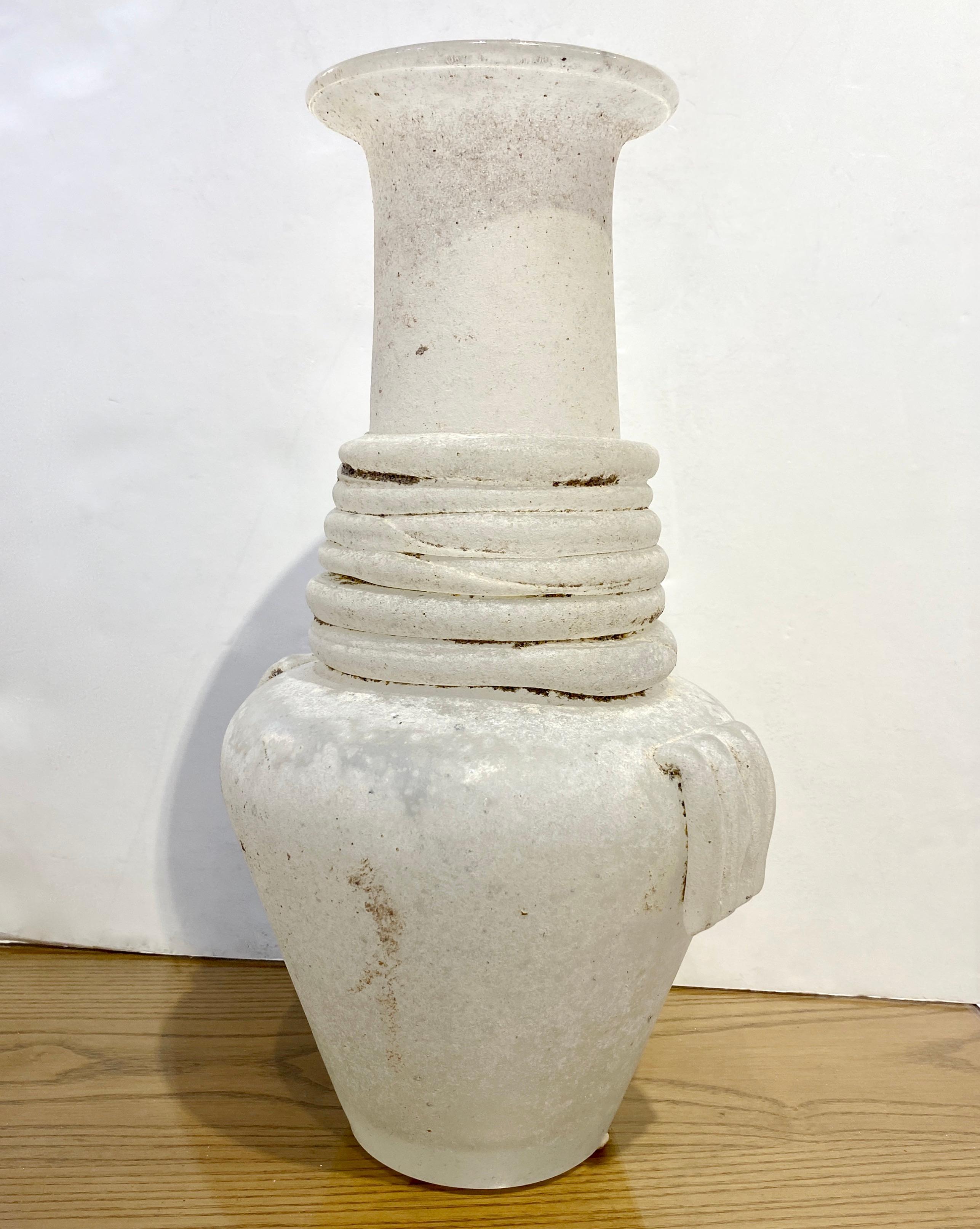 Cenedese 1950er Jahre Mitte des Jahrhunderts Modern Italienisch Weiß Scavo Murano Glas Runde Vase im Angebot 4