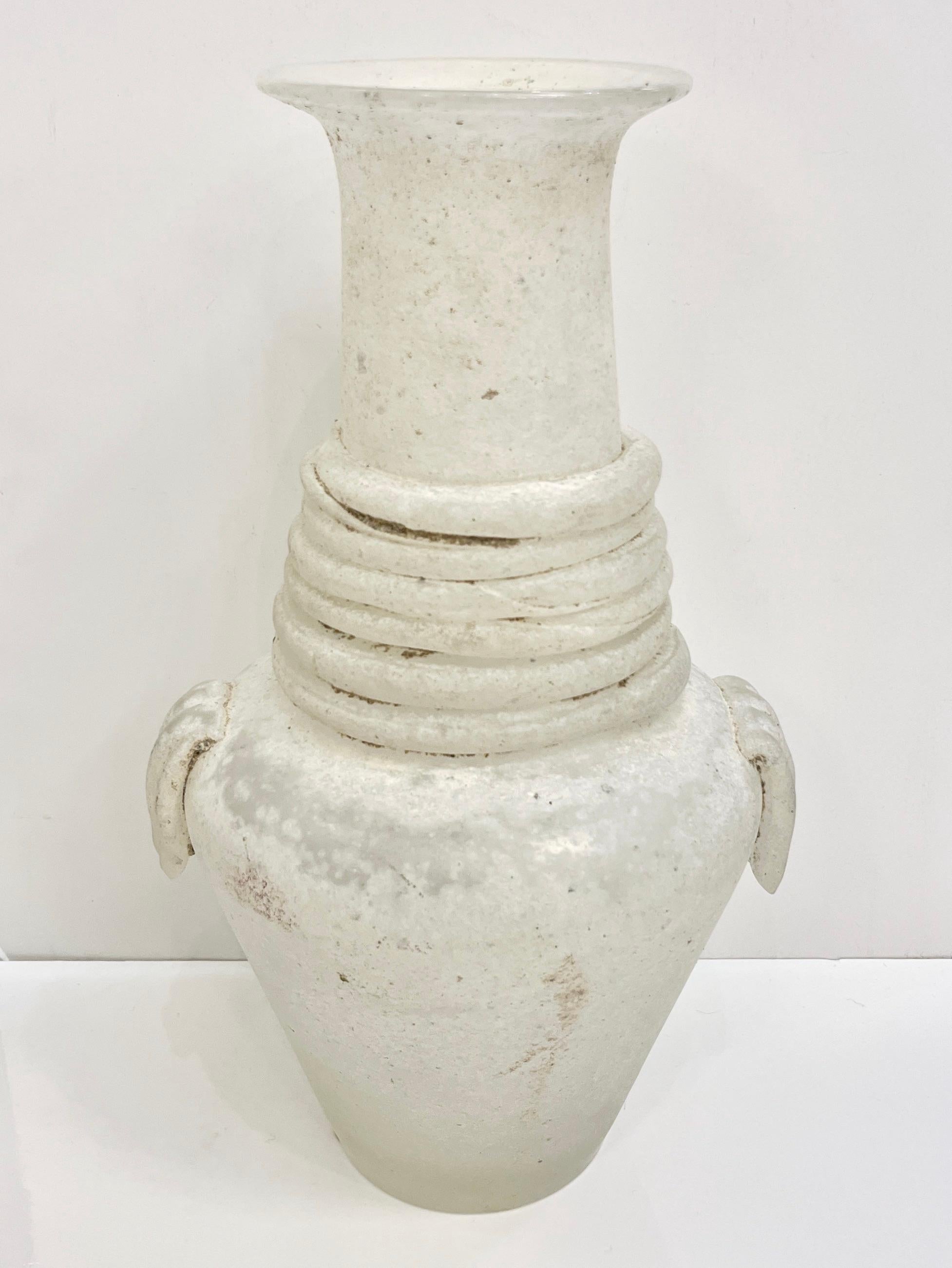 Cenedese 1950er Jahre Mitte des Jahrhunderts Modern Italienisch Weiß Scavo Murano Glas Runde Vase im Angebot 6