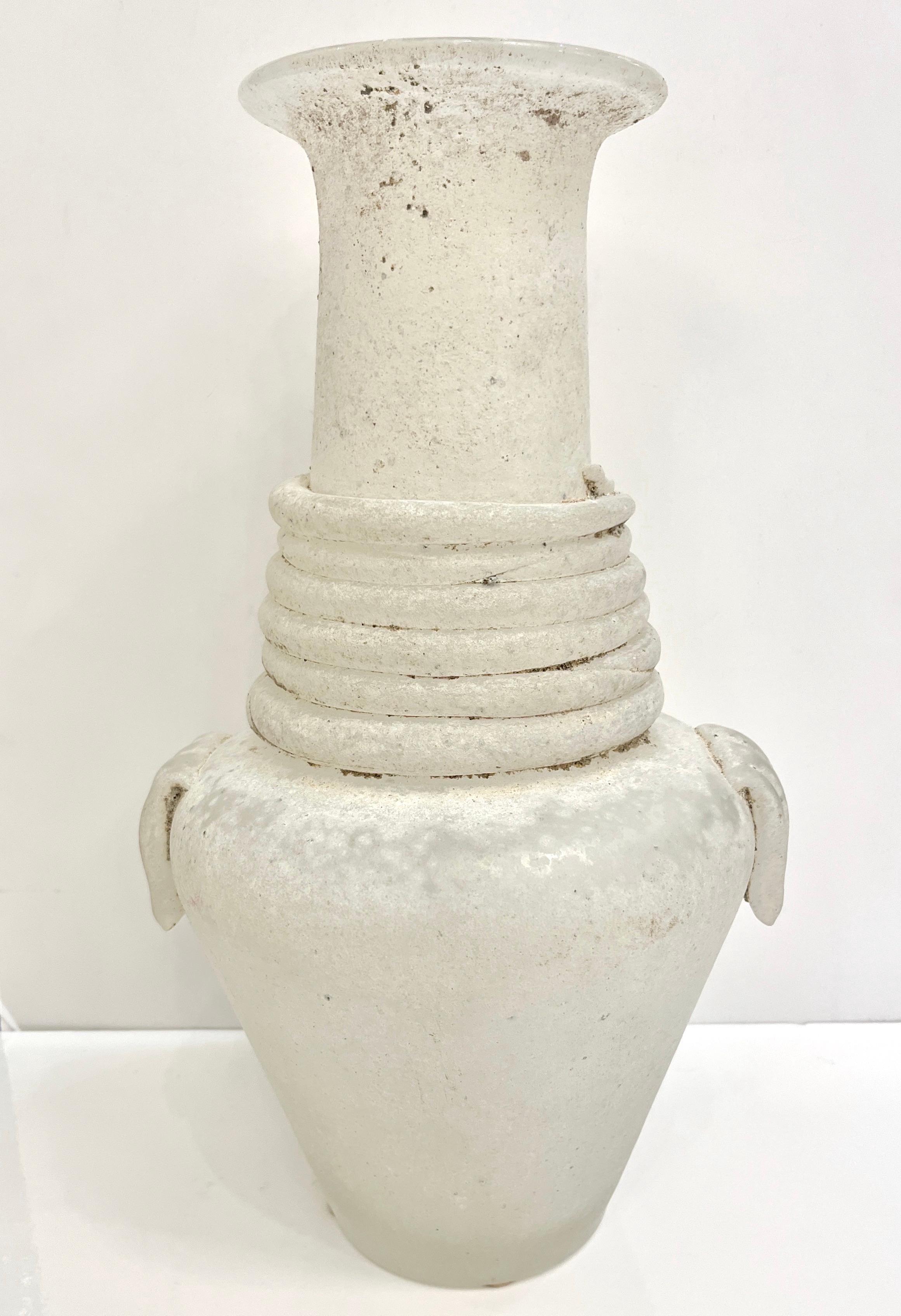 Cenedese 1950er Jahre Mitte des Jahrhunderts Modern Italienisch Weiß Scavo Murano Glas Runde Vase im Angebot 7