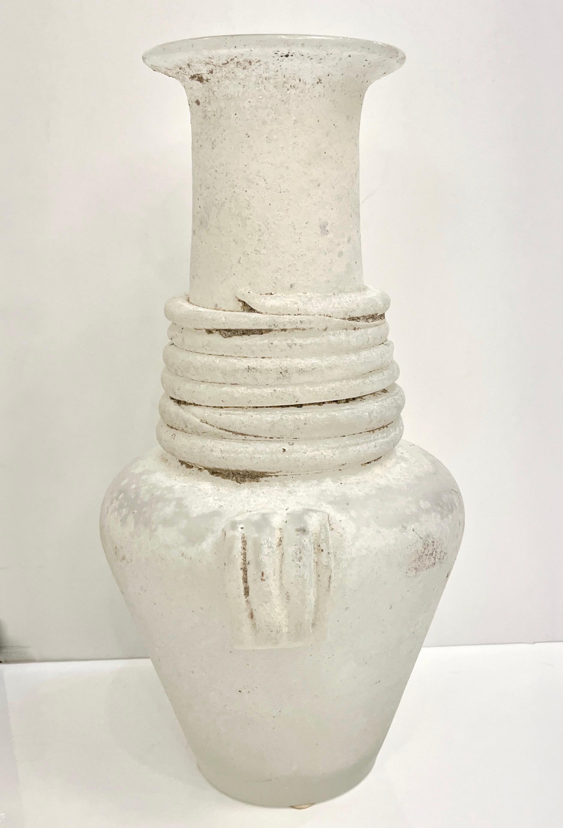Cenedese 1950er Jahre Mitte des Jahrhunderts Modern Italienisch Weiß Scavo Murano Glas Runde Vase (Art déco) im Angebot