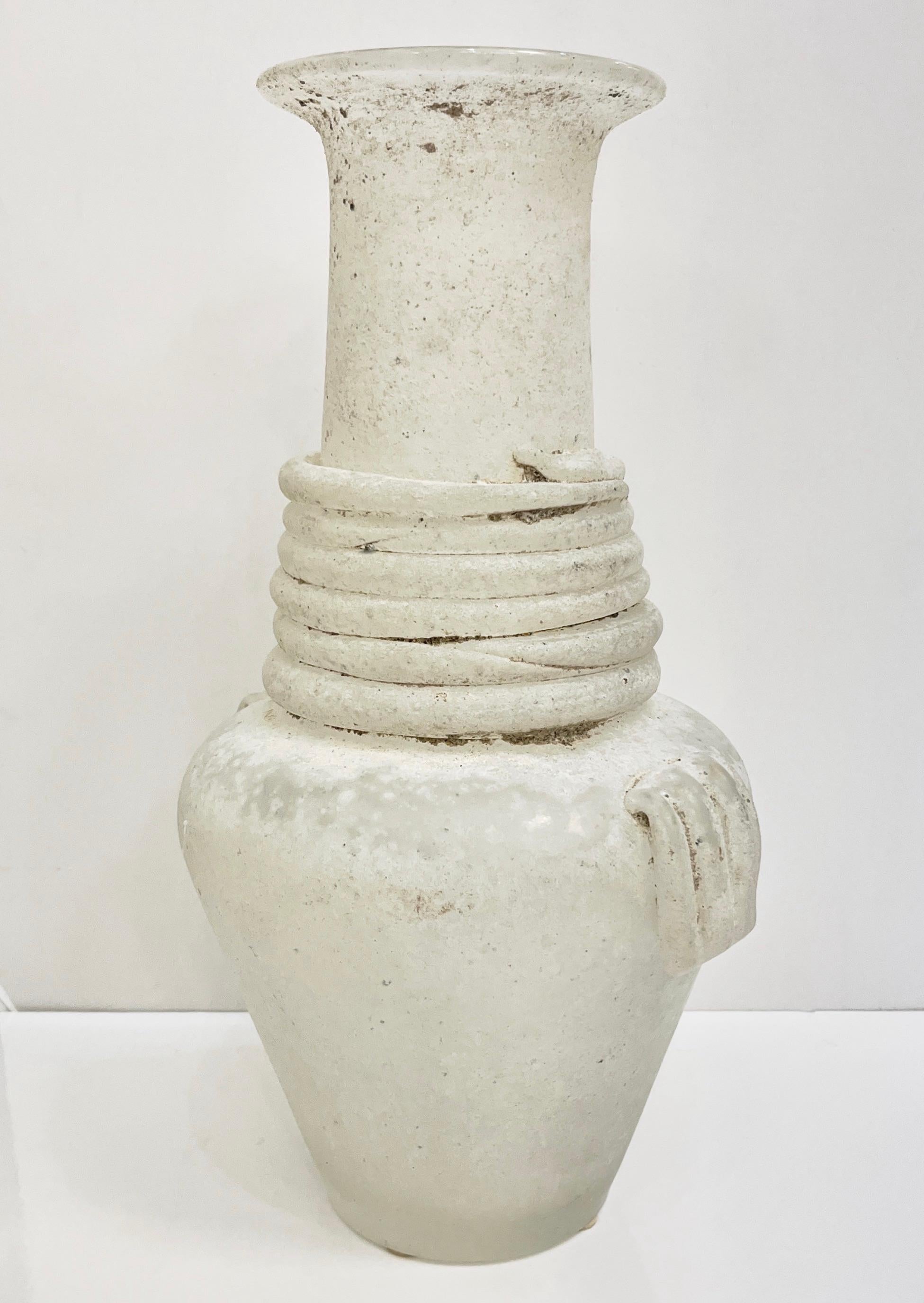 Cenedese 1950er Jahre Mitte des Jahrhunderts Modern Italienisch Weiß Scavo Murano Glas Runde Vase (Handgefertigt) im Angebot