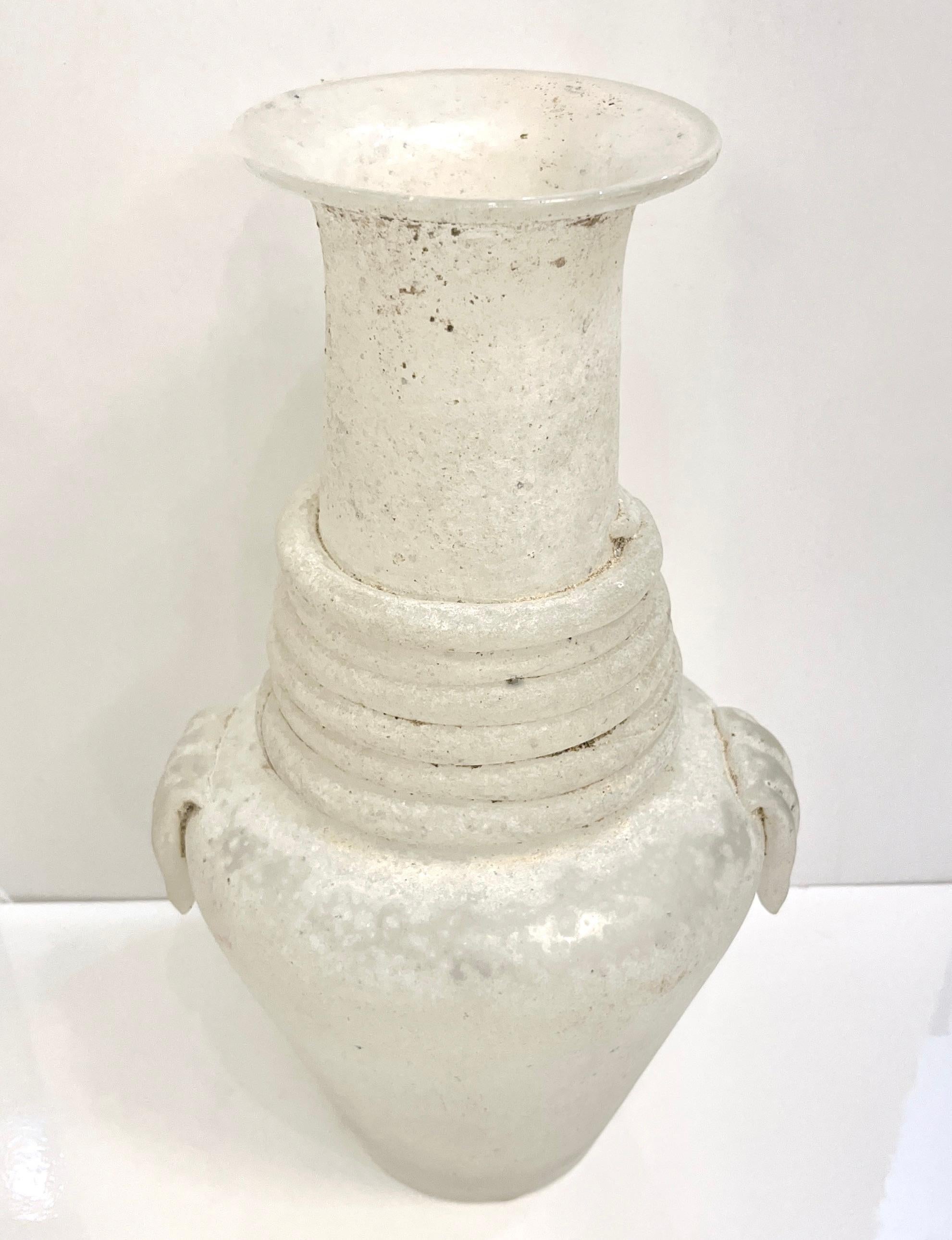 Cenedese 1950er Jahre Mitte des Jahrhunderts Modern Italienisch Weiß Scavo Murano Glas Runde Vase im Zustand „Hervorragend“ im Angebot in New York, NY