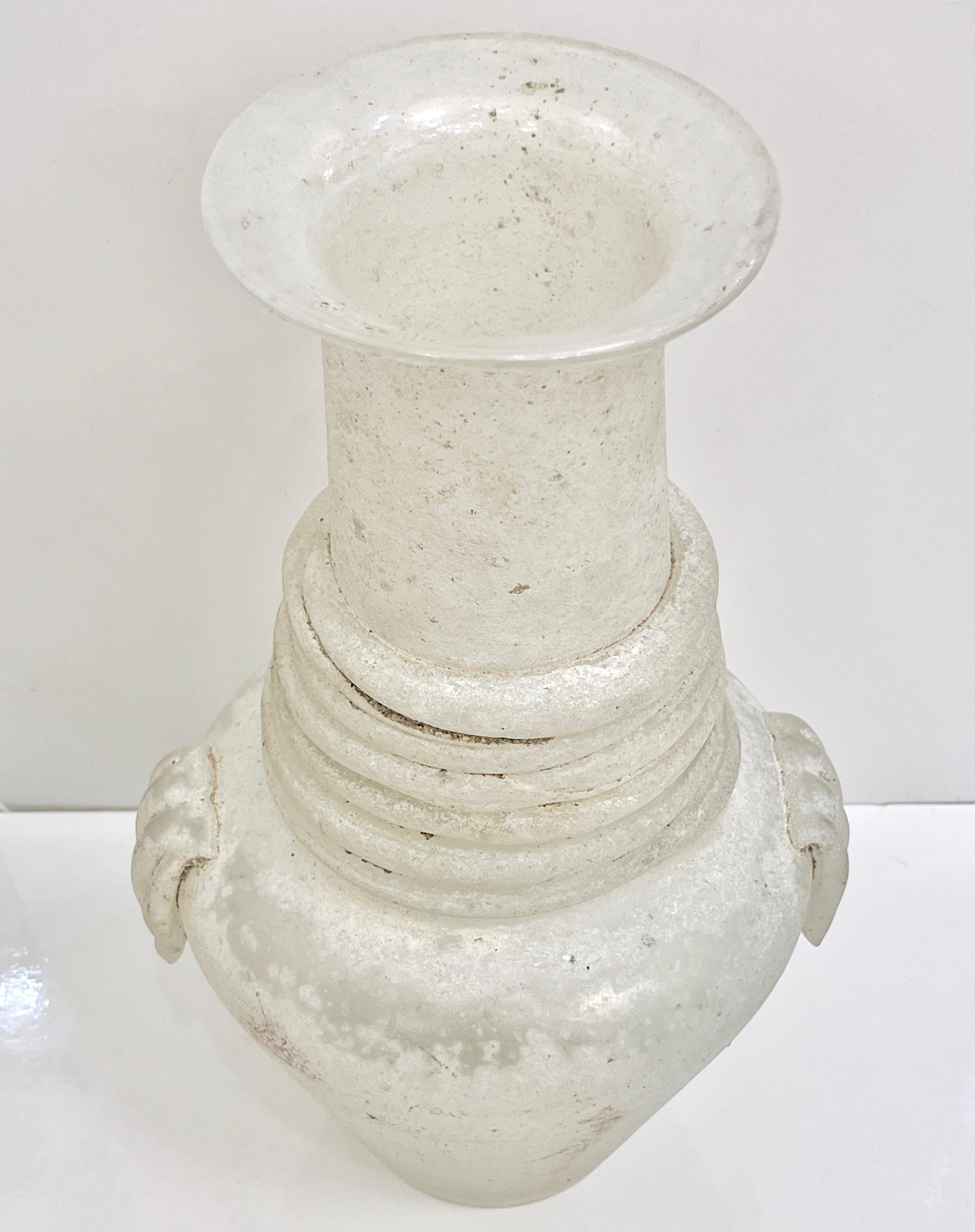 Cenedese 1950er Jahre Mitte des Jahrhunderts Modern Italienisch Weiß Scavo Murano Glas Runde Vase im Angebot 2