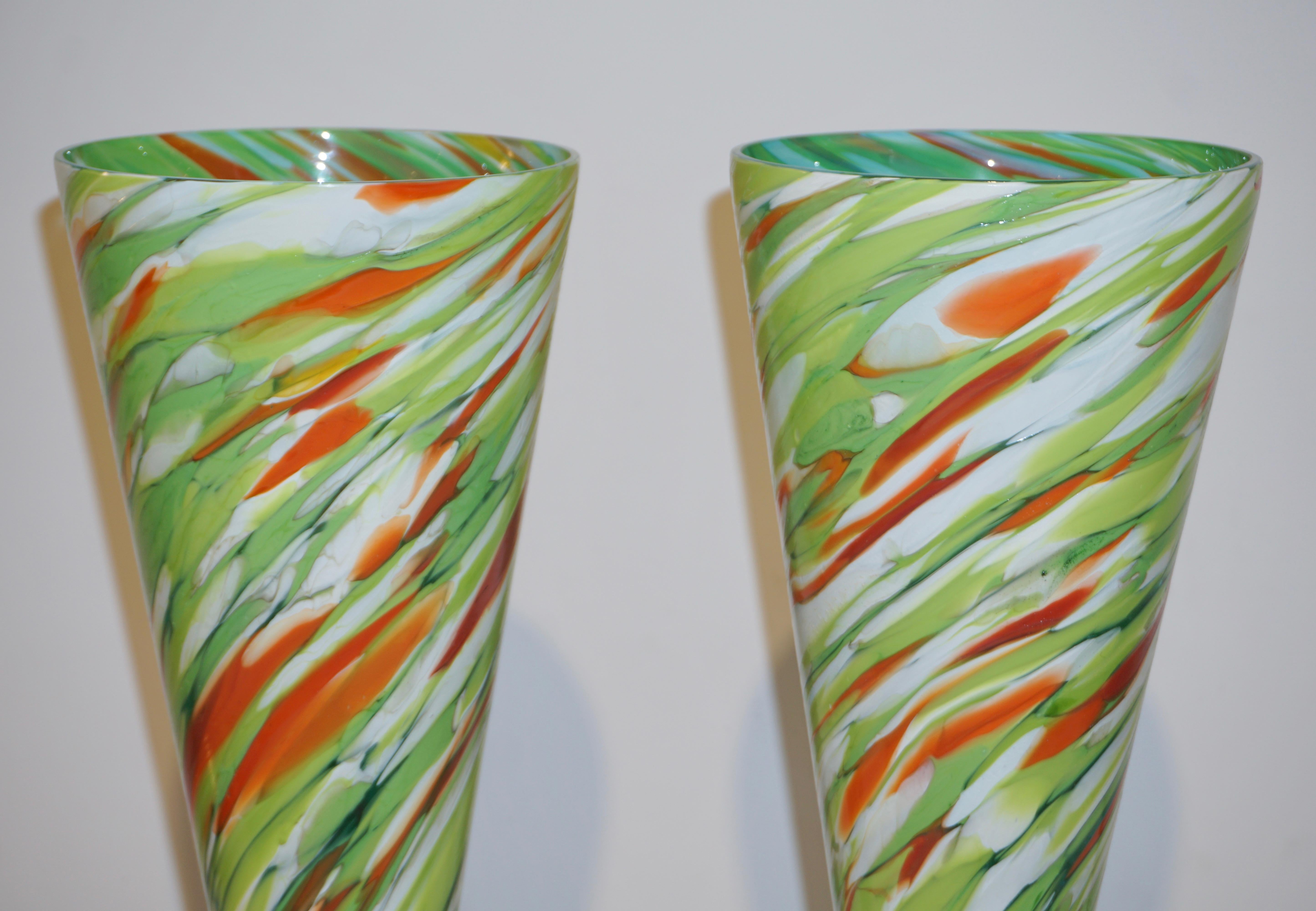 Mid-Century Modern Paire de vases coniques en verre de Murano blanc, vert et orange sur base bleue Cenedese 1970 en vente