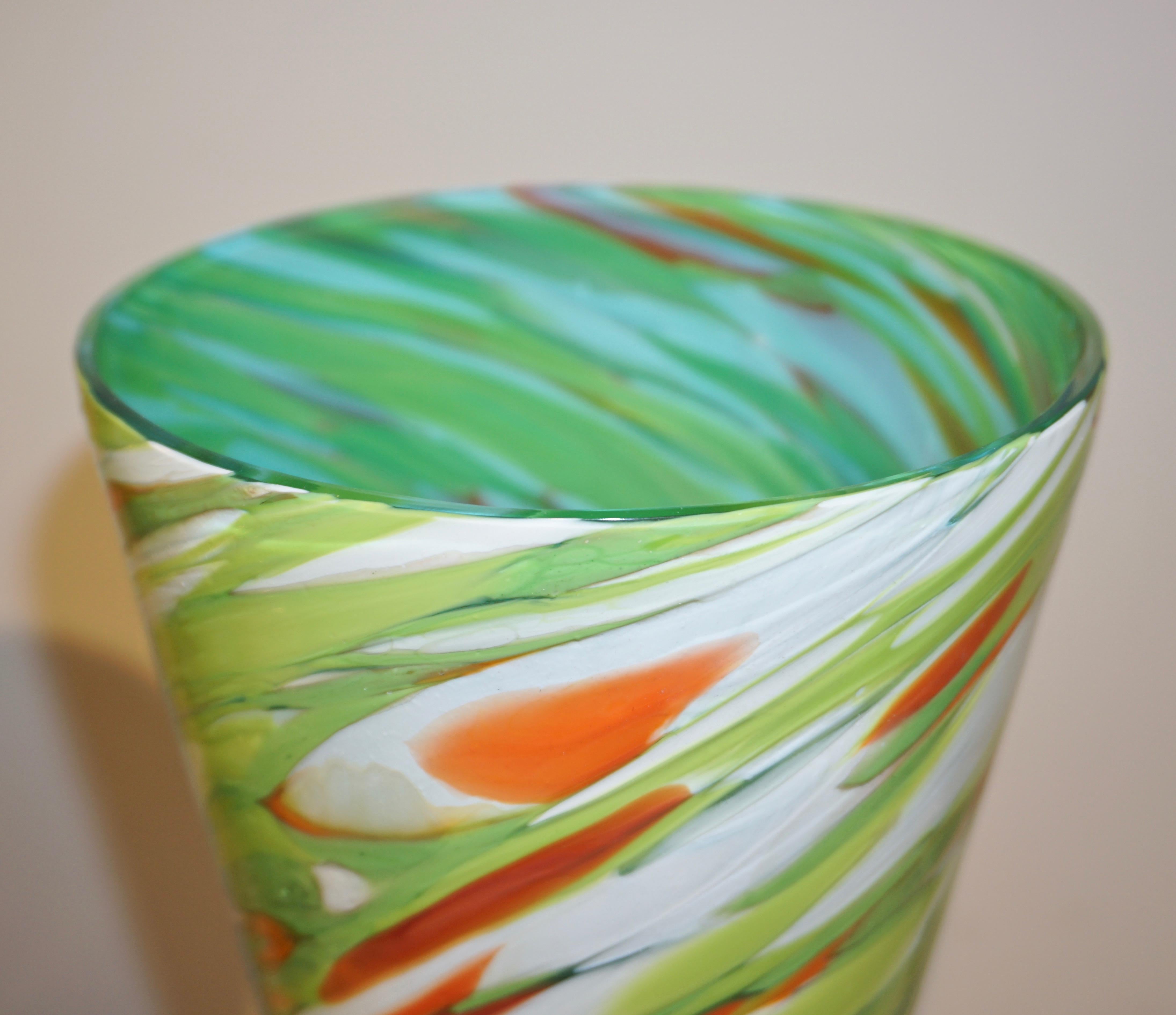Fait main Paire de vases coniques en verre de Murano blanc, vert et orange sur base bleue Cenedese 1970 en vente