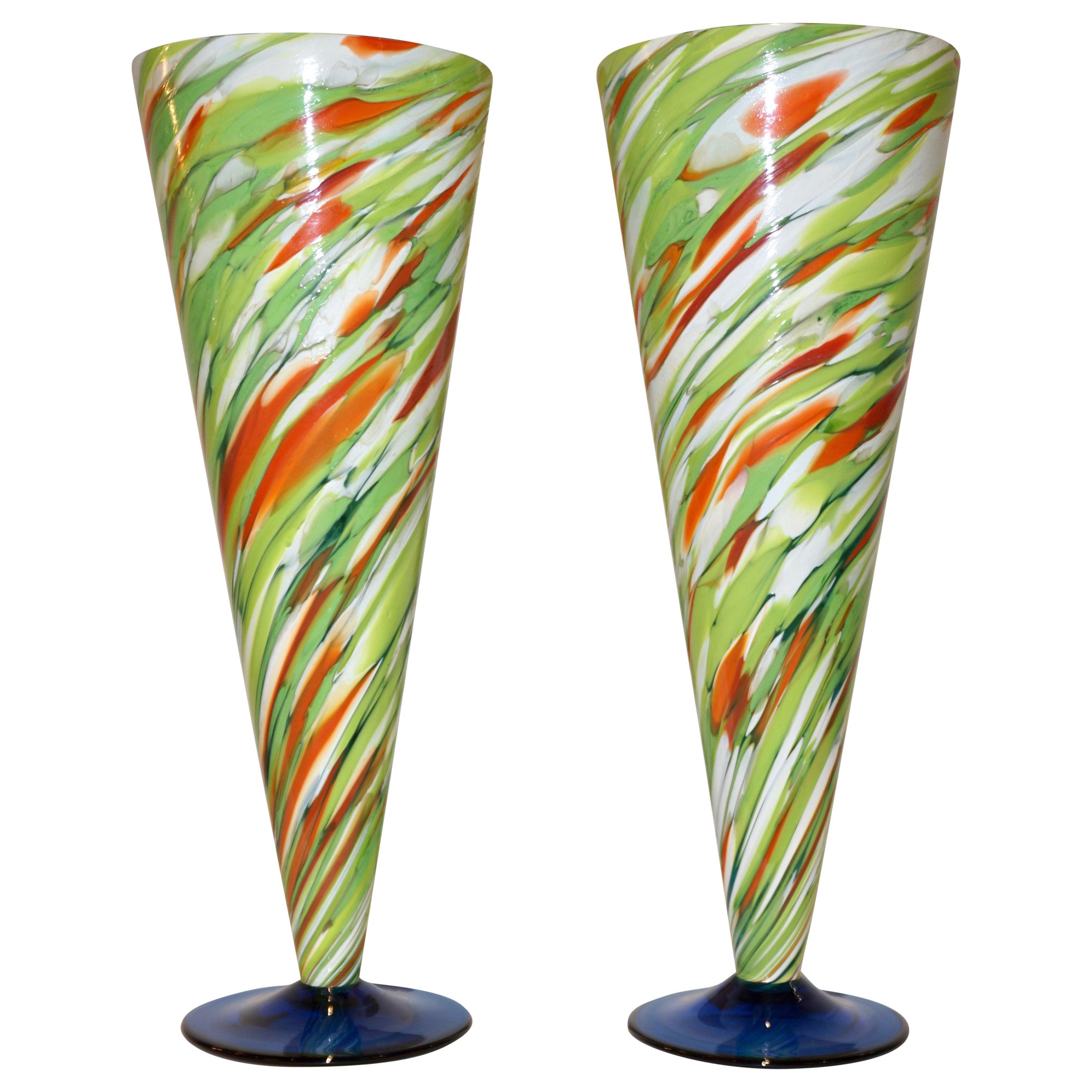 Fin du 20e siècle Paire de vases coniques en verre de Murano blanc, vert et orange sur base bleue Cenedese 1970 en vente