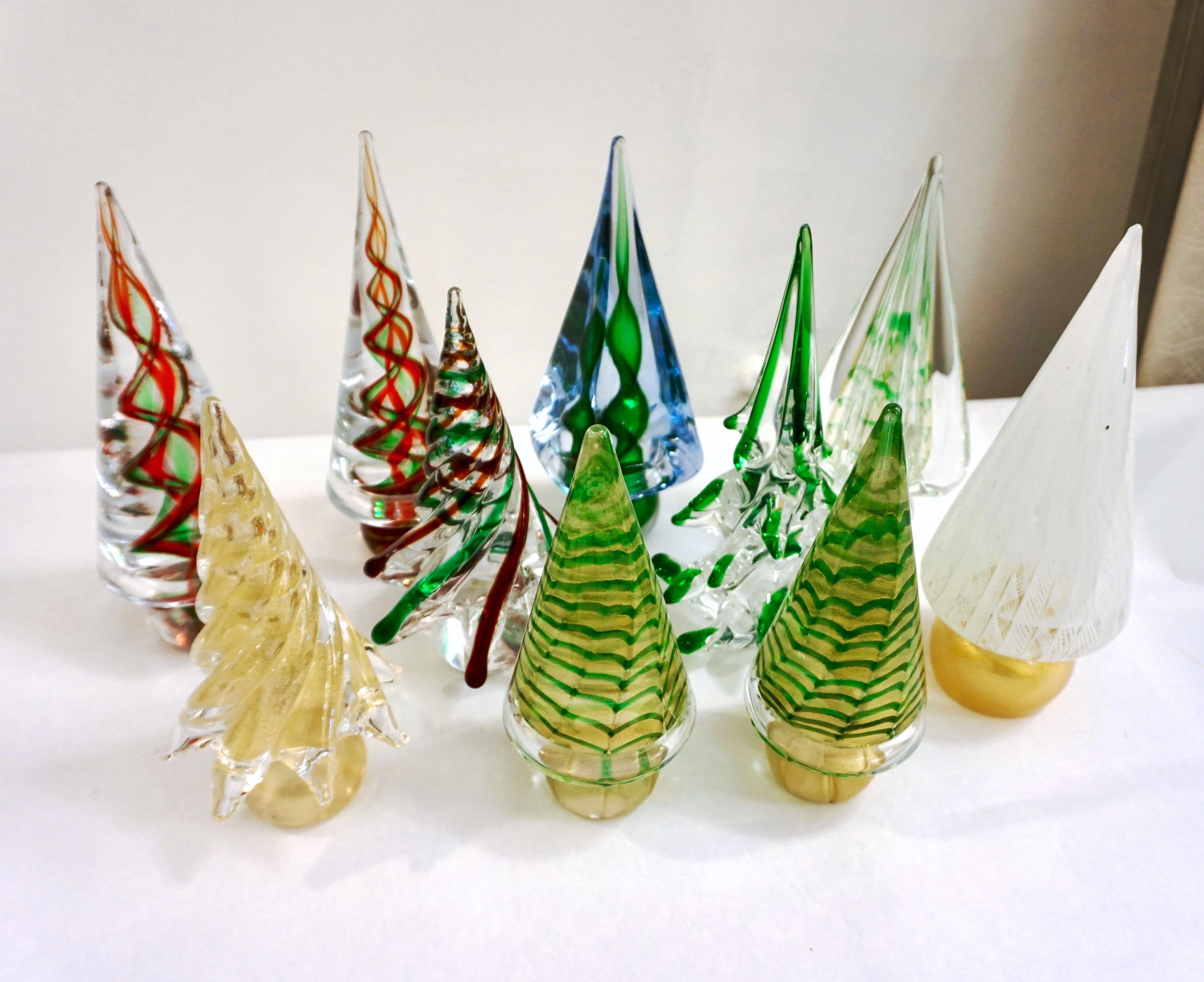 Christmas tree sculpture of sleek Minimalist cone design, in mouth blown Murano glass and handcrafted, a vintage creation signed by Cenedese. Worked in sommerso crystal clear layered glass, it is realized in an attractive vibrant green color with