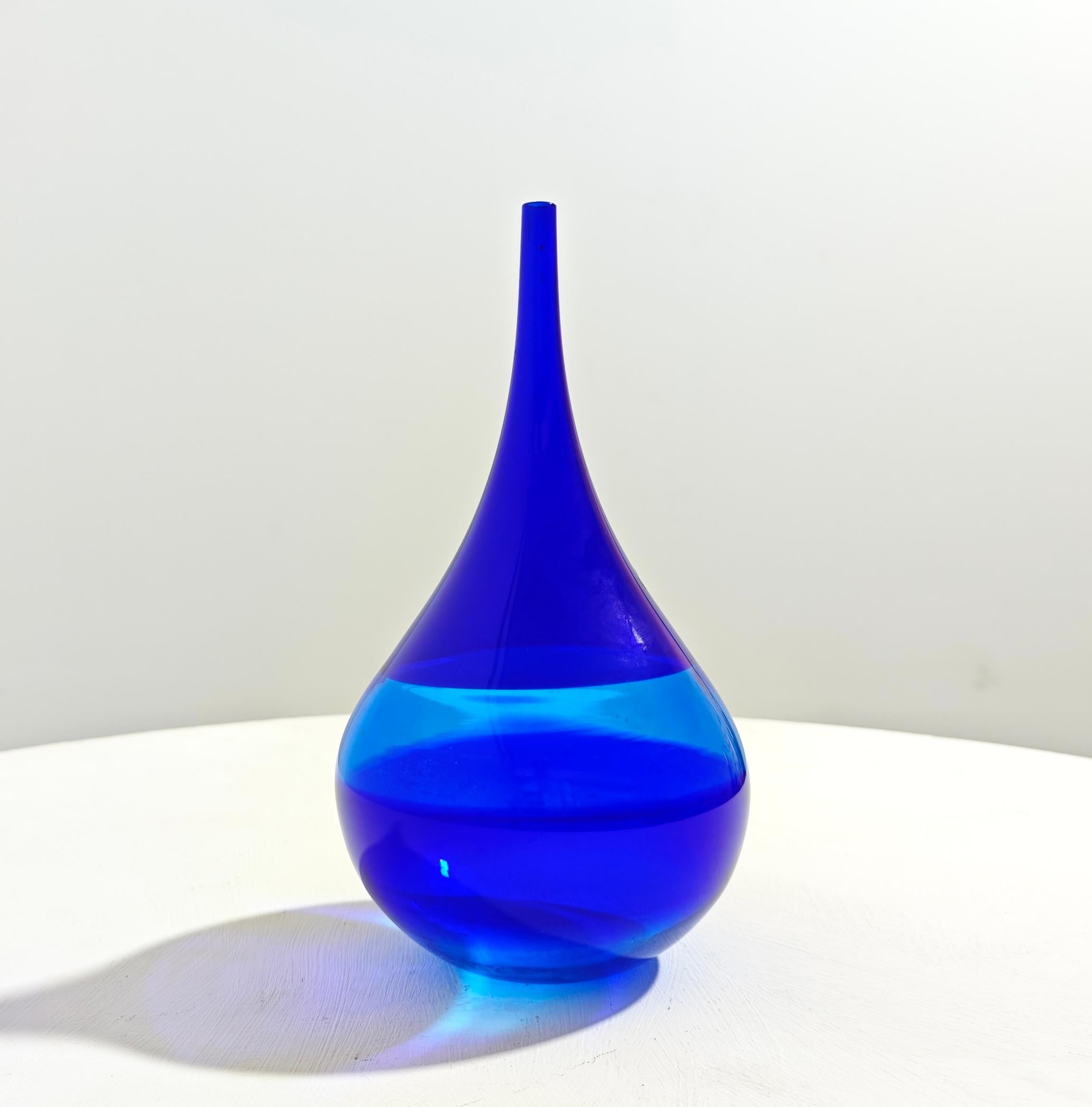 Cenedese & Albarelli Jarrón con gota de cristal azul Murano Italia Años 70 Moderna de mediados de siglo Italiano en venta