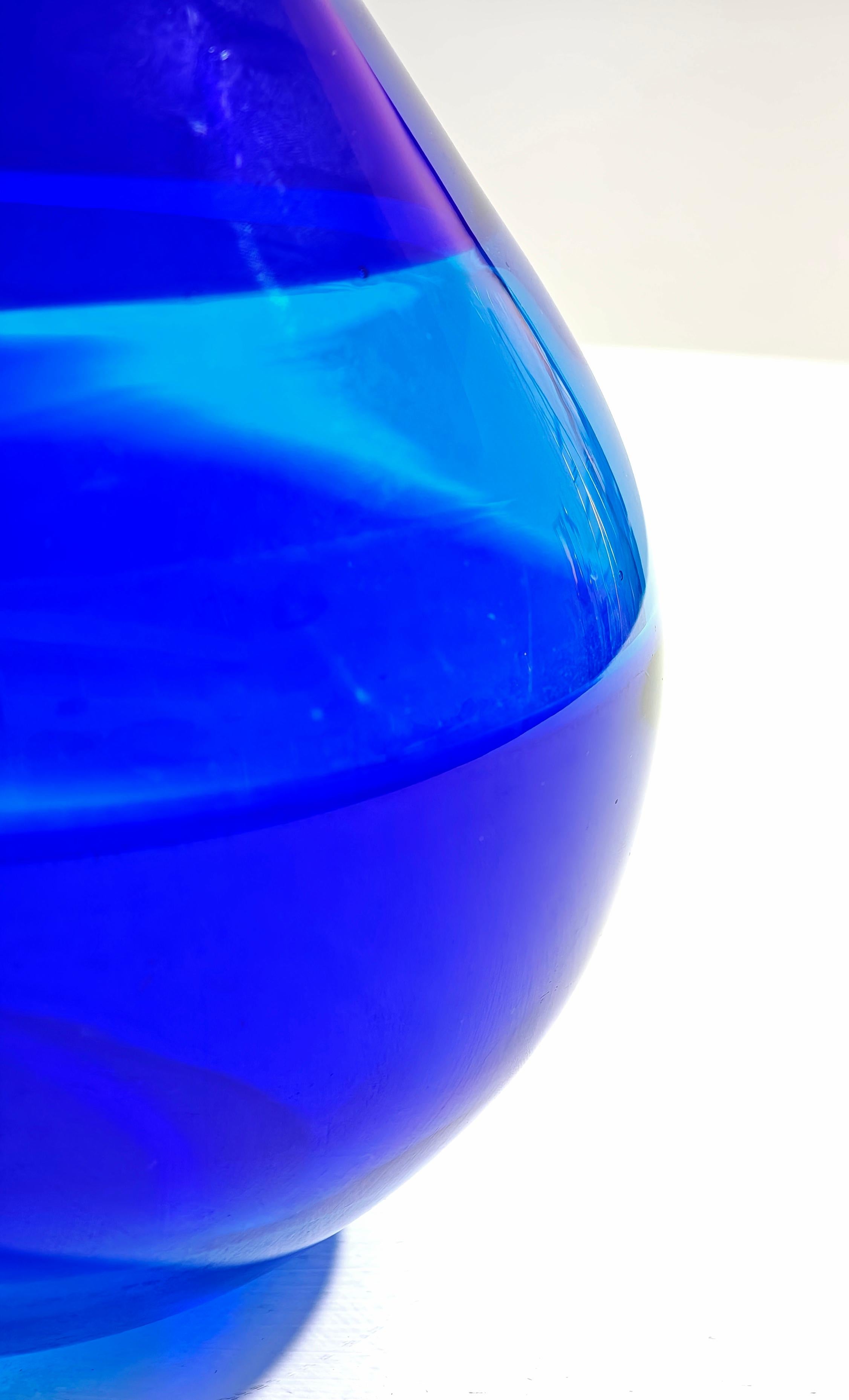 Cenedese & Albarelli Jarrón con gota de cristal azul Murano Italia Años 70 Moderna de mediados de siglo siglo XX en venta