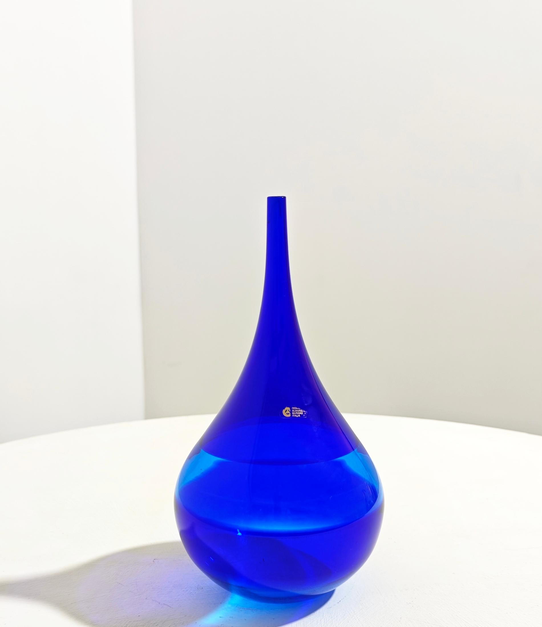 Cenedese & Albarelli Jarrón con gota de cristal azul Murano Italia Años 70 Moderna de mediados de siglo Cristal de Murano en venta