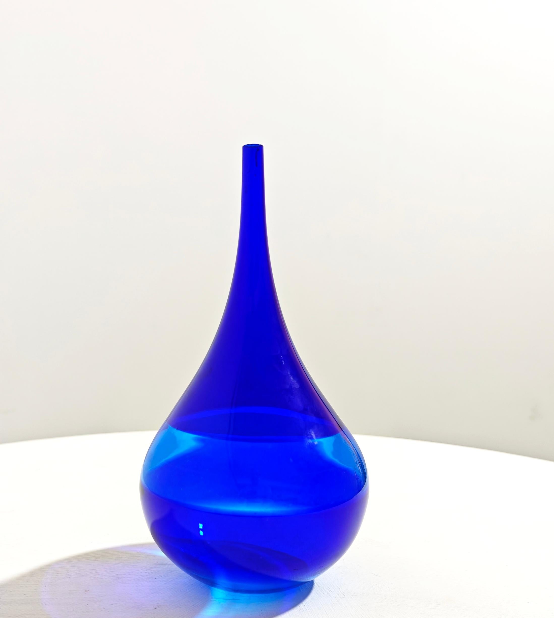 Cenedese & Albarelli Jarrón con gota de cristal azul Murano Italia Años 70 Moderna de mediados de siglo en venta 2