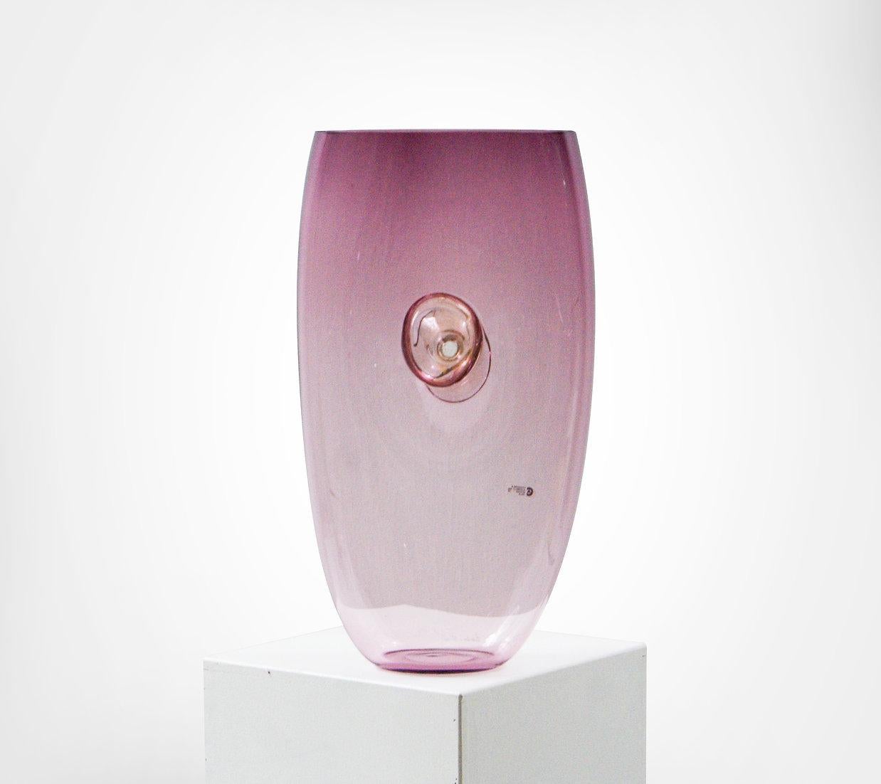 Einzigartige große Vasen aus Murano-Glas.
Entworfen von Gino Cenedese und Maurizio Albarelli für Cenedese et Albarelli, ca. Ende der 1970er Jahre.
Amethystfarbener Farbverlauf, der am Boden in ein rosafarbenes Klarglas übergeht.
Das Mittelteil