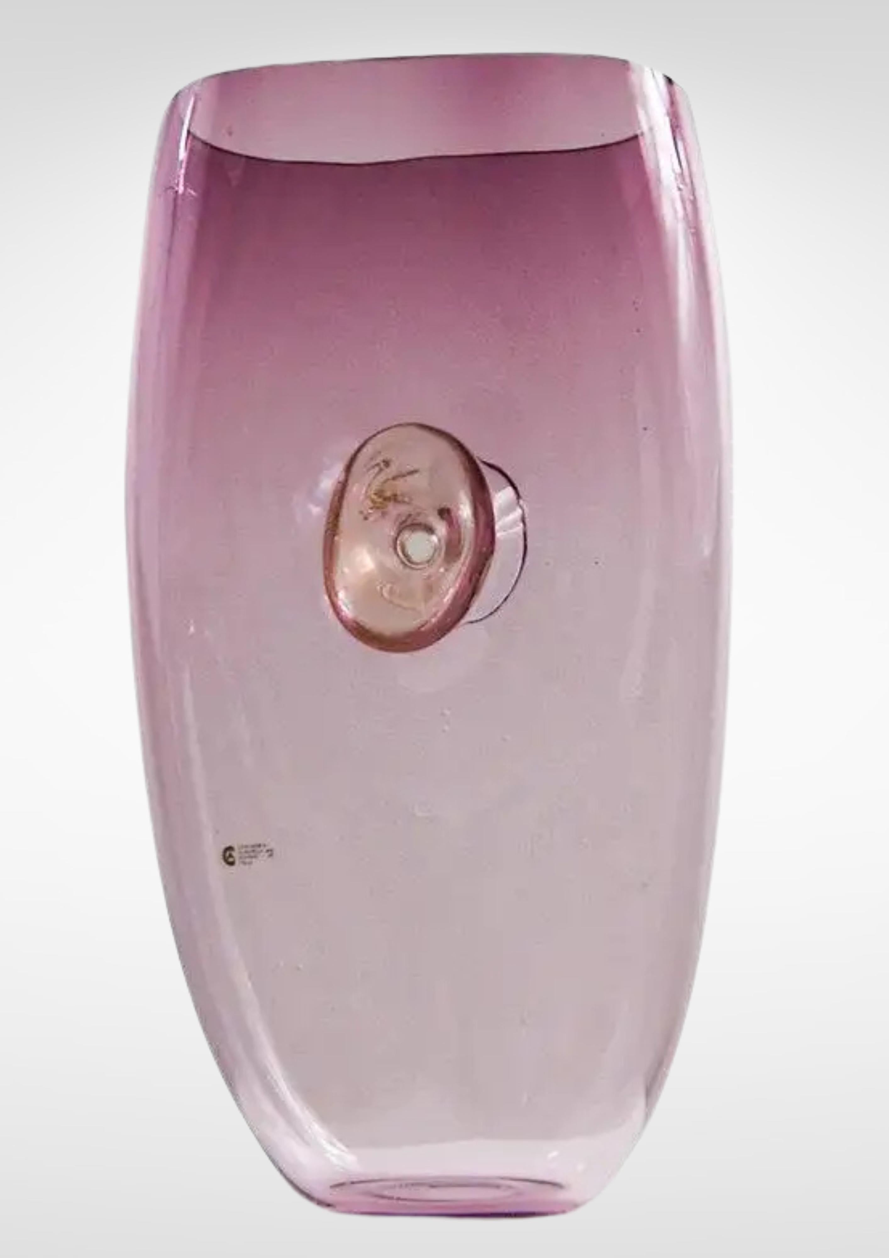 Grands vases uniques en verre de Murano.
Conçu par Gino Cenedese et Maurizio Albarelli pour Cenedese et Albarelli, vers la fin des années 1970.
Couleur améthyste profonde en dégradé, s'estompant pour laisser place à un verre clair rosé à la base.
La