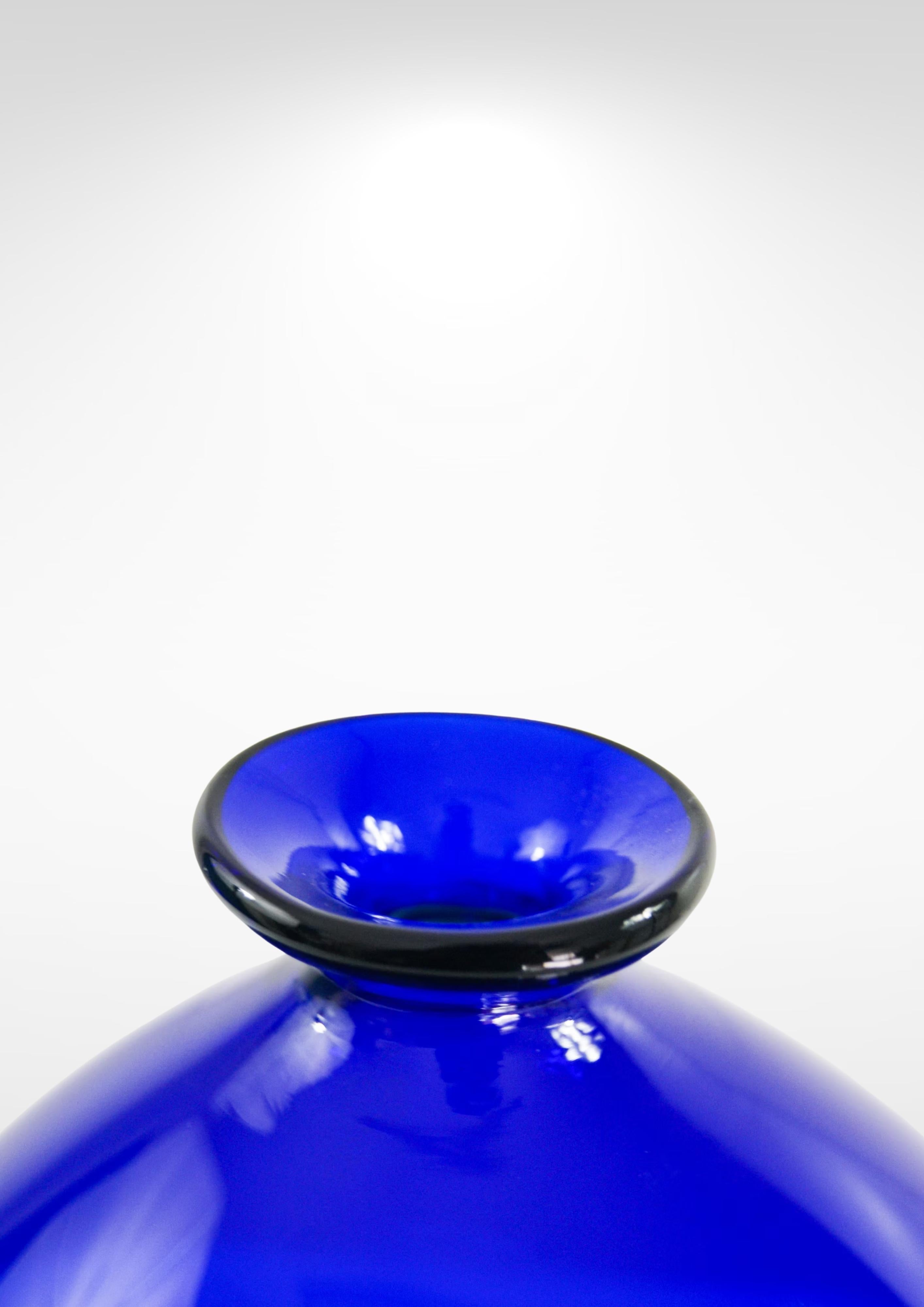 Cenedese and Albarelli Murano Glass Blue Striped Vase In Good Condition For Sale In Torquay, GB