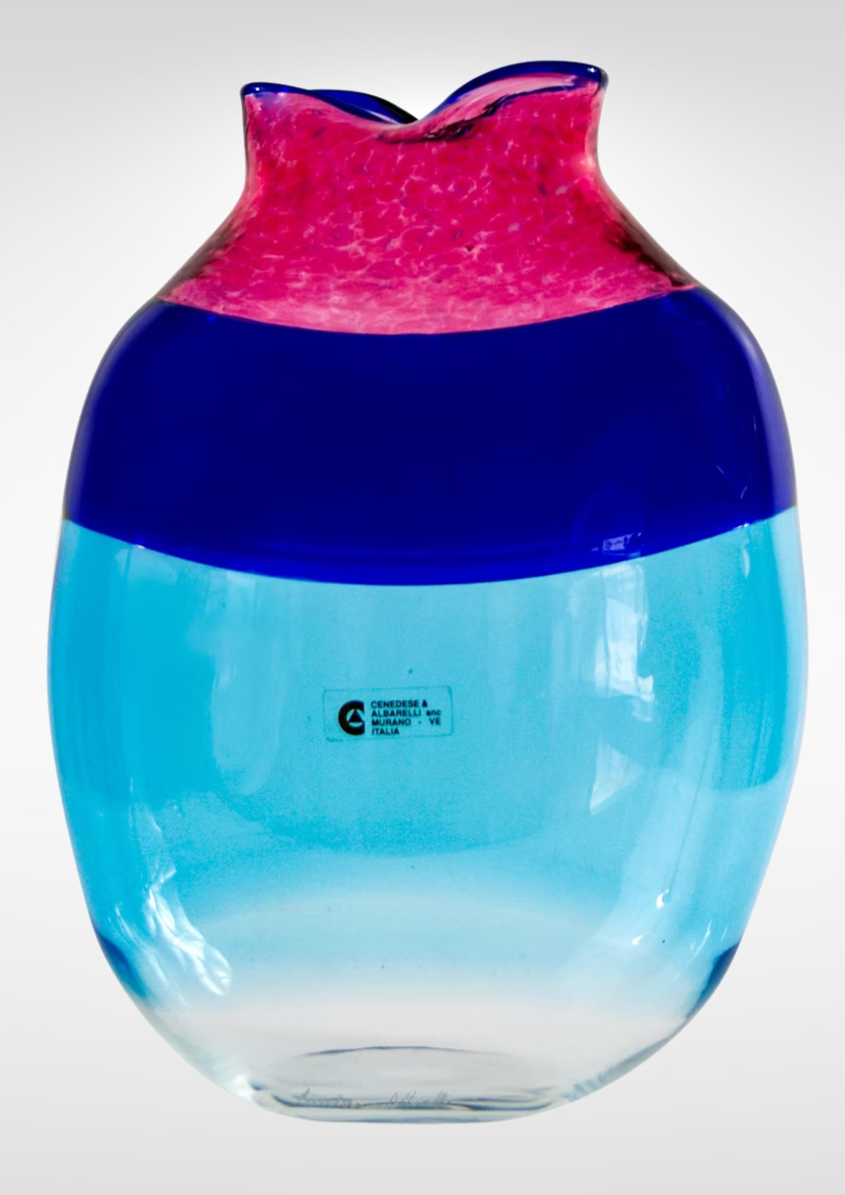 Vase aus organischem, gelipptem Glas, entworfen von Gino Cenedese und Maurizio Albarelli für Cenedese et Albarelli, ca. Ende der 1970er Jahre.
Unregelmäßige und üppige, fischartige Lippen machen dieses Stück zu einem seltenen Juwel.
Die Farben sind