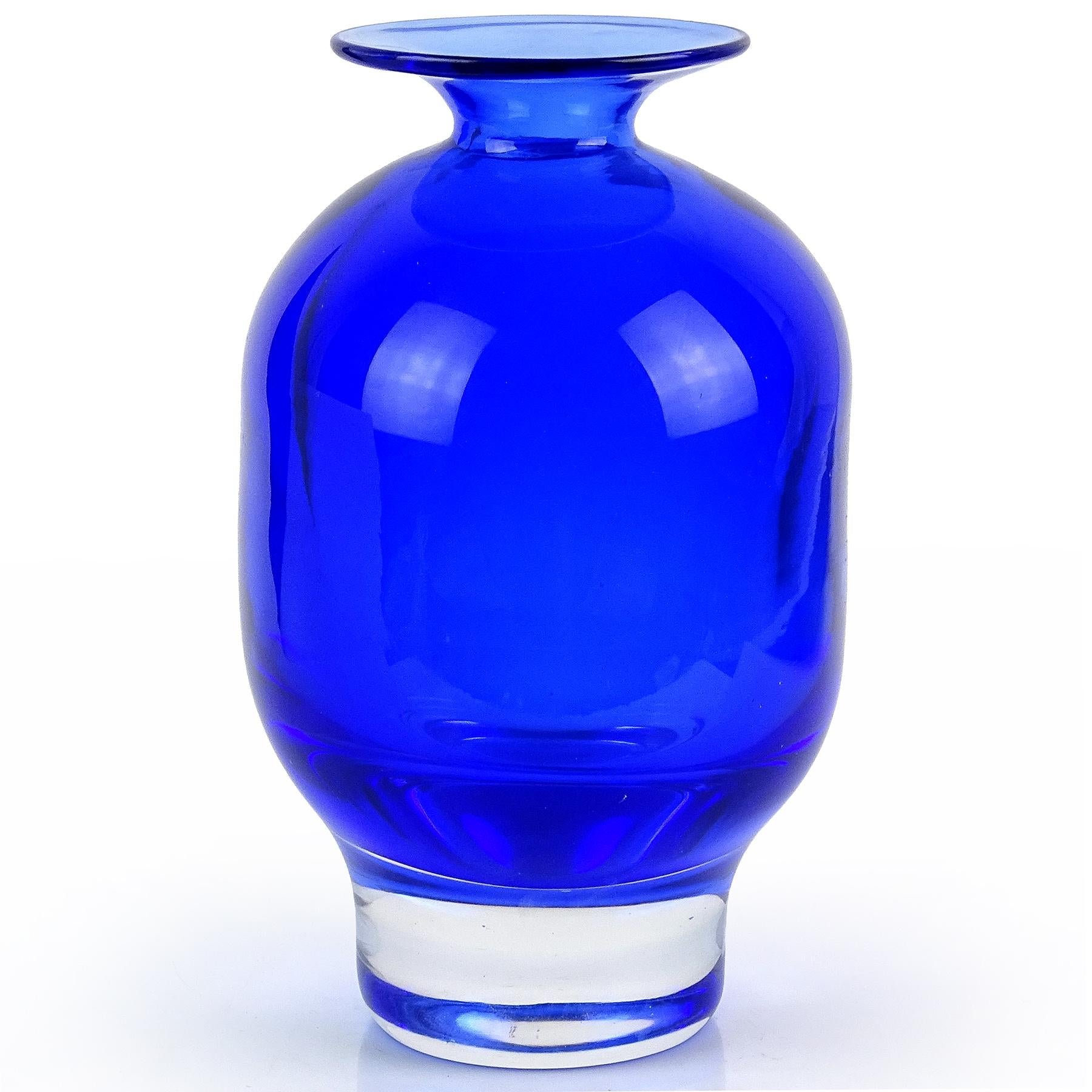 Beautiful vintage Murano hand blown Sommerso cobalt blue in clear glass Italian art glass flower vase. Documented to the designer Antonio da Ros (Italian, 1936-2012) for Vetreria Gino Cenedese. According to the previous owner, the vase is described