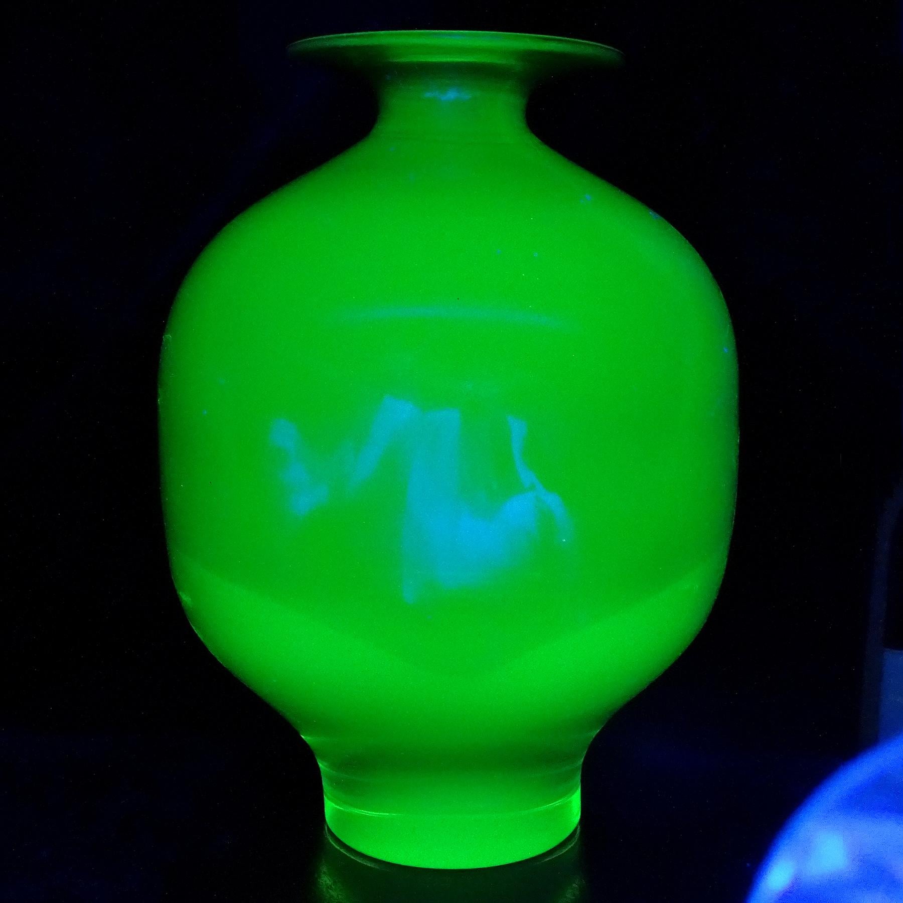 Beautiful vintage Murano hand blown Sommerso glowing green over olive green Italian art glass decorative flower vase. Documented to the designer Antonio da Ros (Italian, 1936-2012) for Vetreria Gino Cenedese. According to the previous owner, the