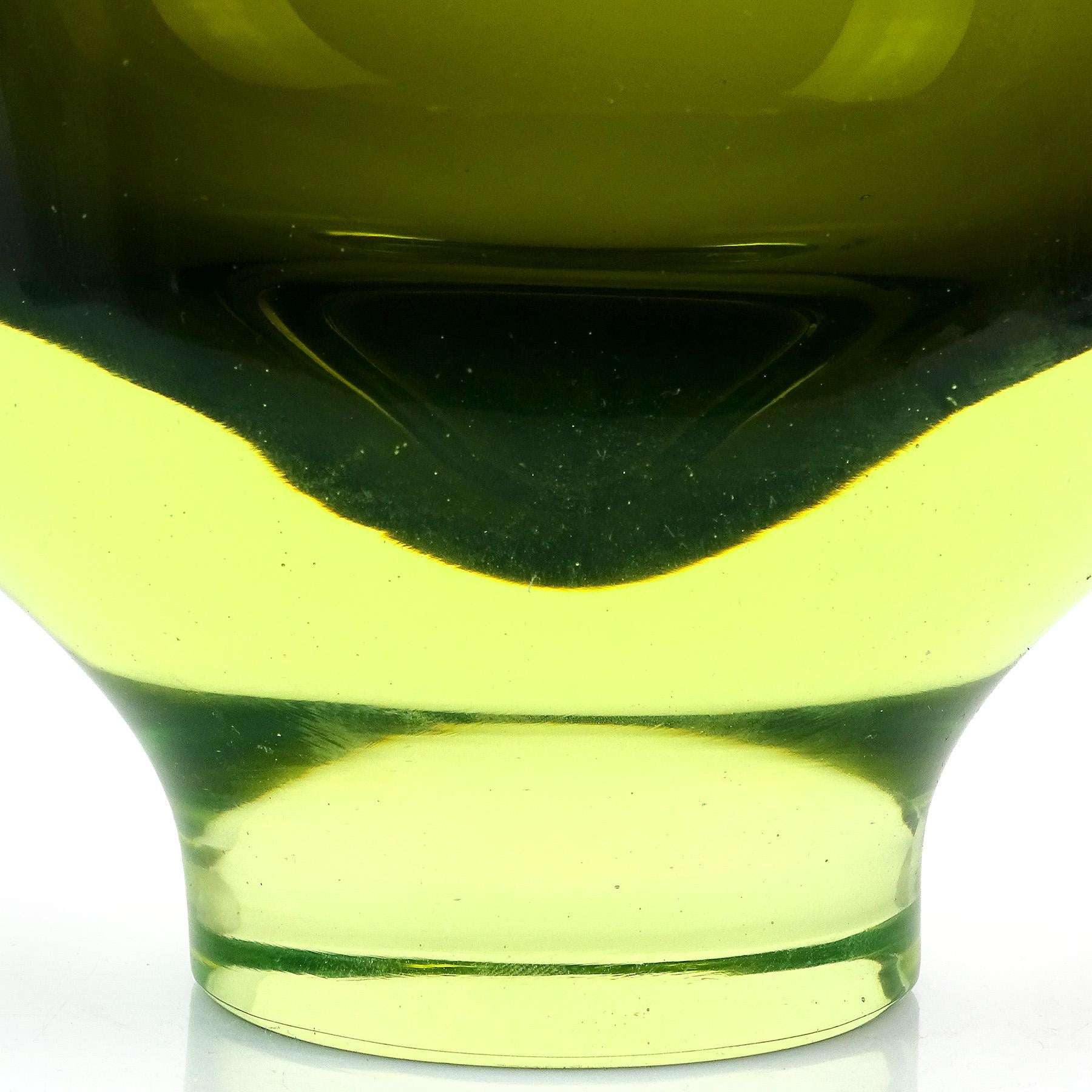 Cenedese Antonio da Ros Murano Sommerso Uranium Green Italian Art Glass Vase In Good Condition For Sale In Kissimmee, FL