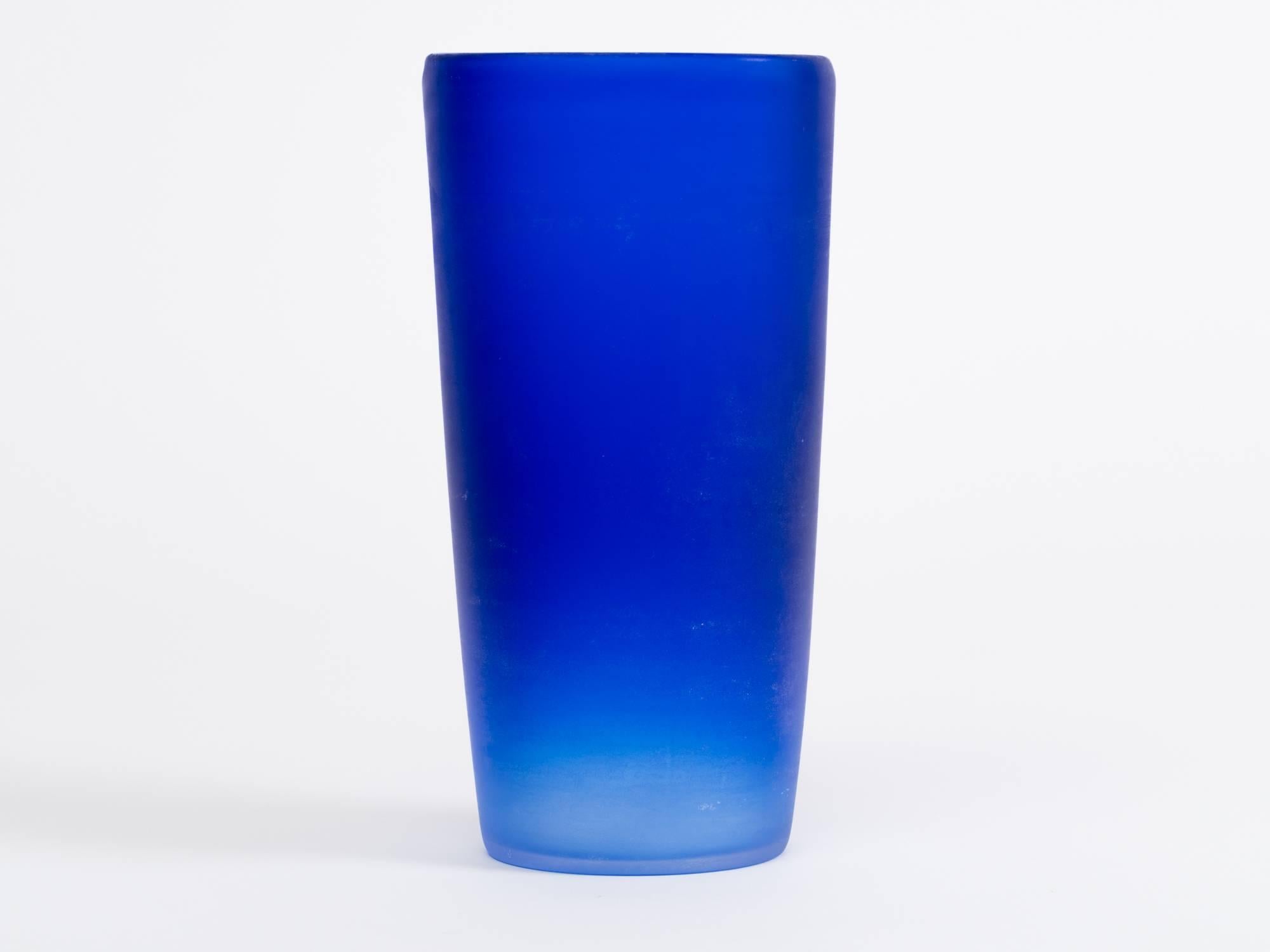 Vaso in vetro italiano massiccio color blu cobalto con sfumature sfumate. Realizzato a mano nel laboratorio del Cenedese, Murano, Italia, C.C. 1980's. 
Firma incisa in basso,  Cenedese. 

Dopo la Seconda Guerra Mondiale, nel 1946, dopo essere stato