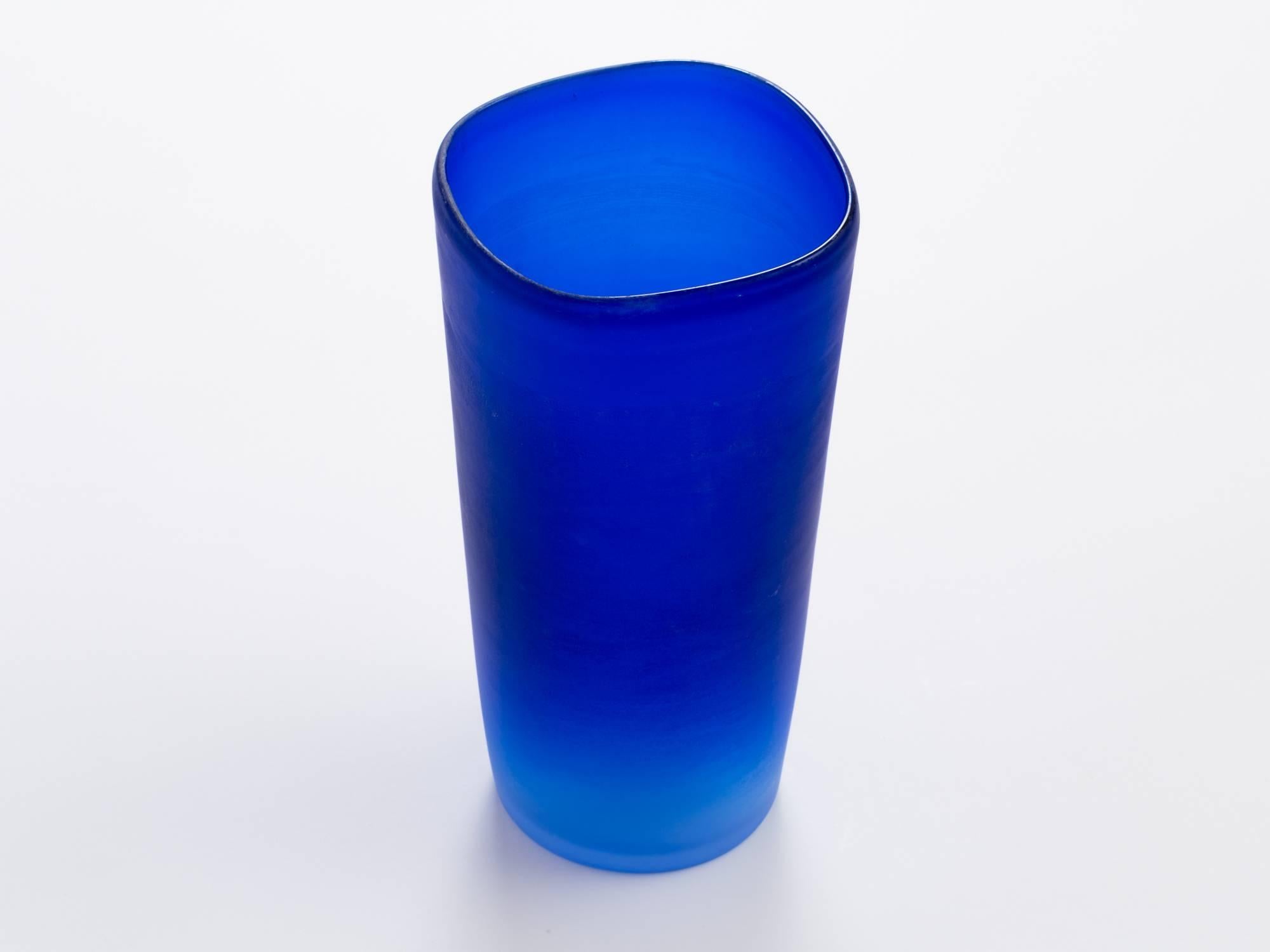 Vaso in vetro italiano blu cobalto Cenedese In condizioni buone a New York, NY