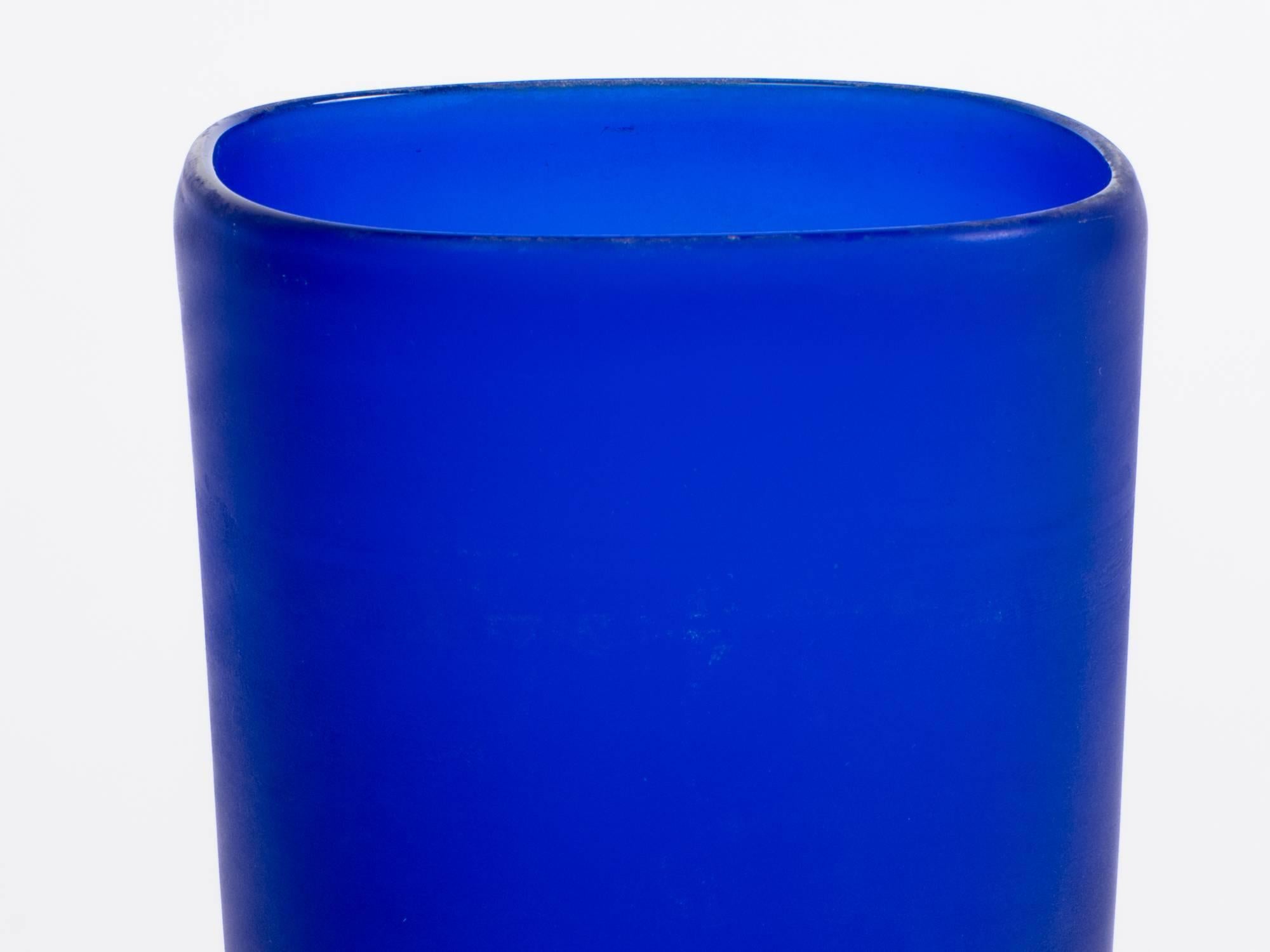 XX secolo Vaso in vetro italiano blu cobalto Cenedese