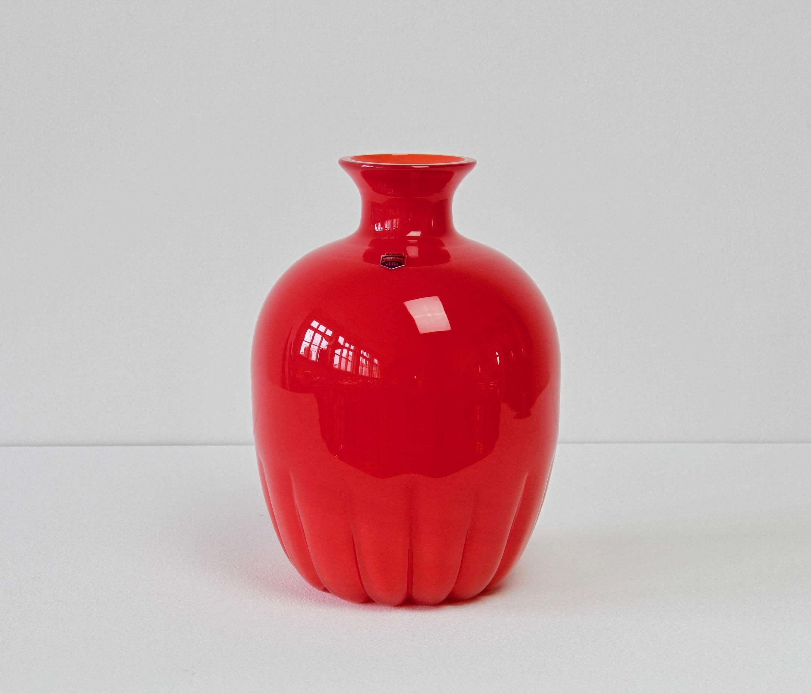 Vase coloré (colorful) vintage midcentury bright red vase by Cenedese Vetri of Murano, Italy, circa 1970s-1990s. La forme ronde à col étroit et à base ondulée, très similaire aux bols de Napoleon Martinuzzi pour Venini dans les années 1920, est