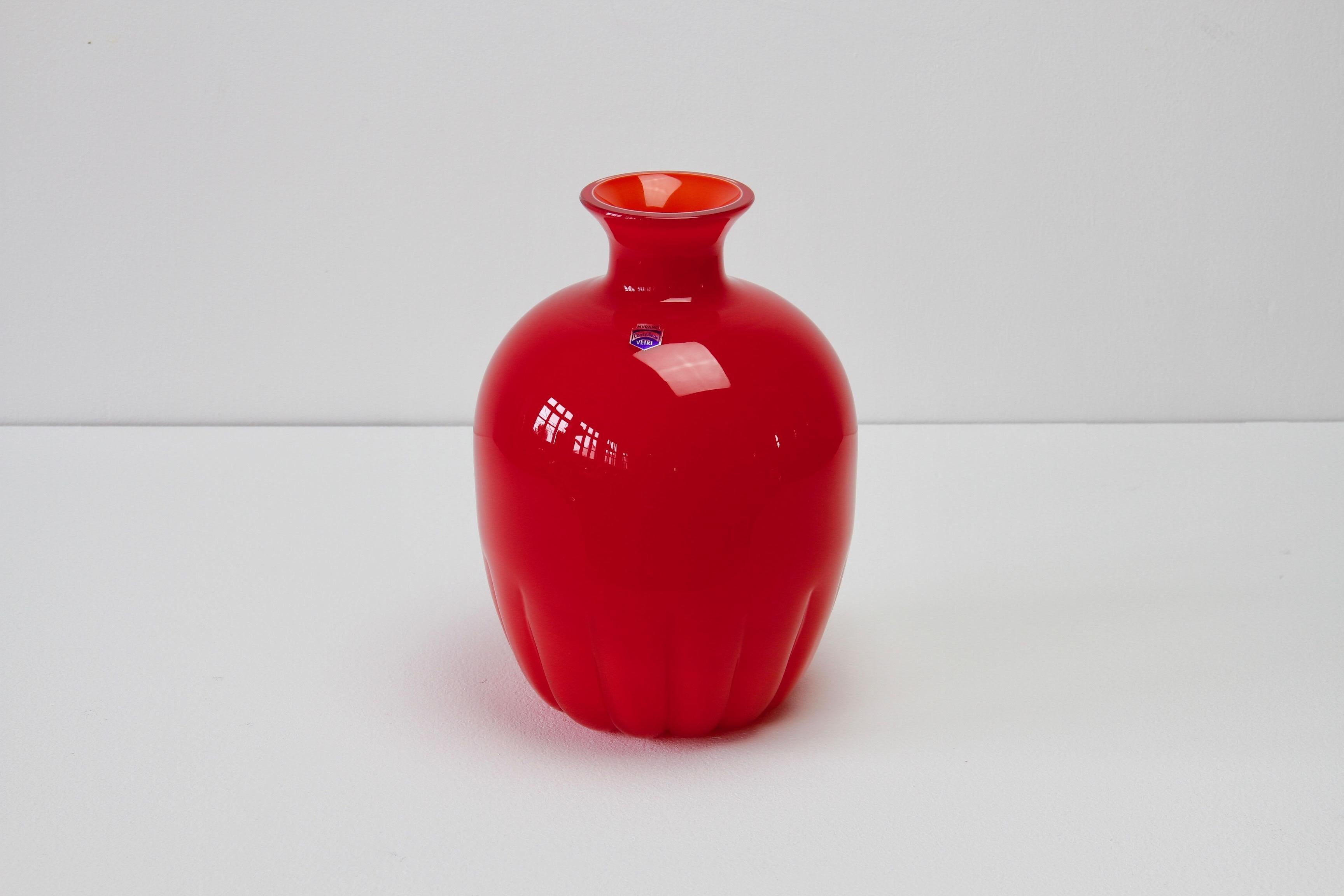 Vintage-Vase aus italienischem Muranoglas, farbenfrohes hellrotes Vintage-Muranoglas von Cenedese (Moderne der Mitte des Jahrhunderts) im Angebot