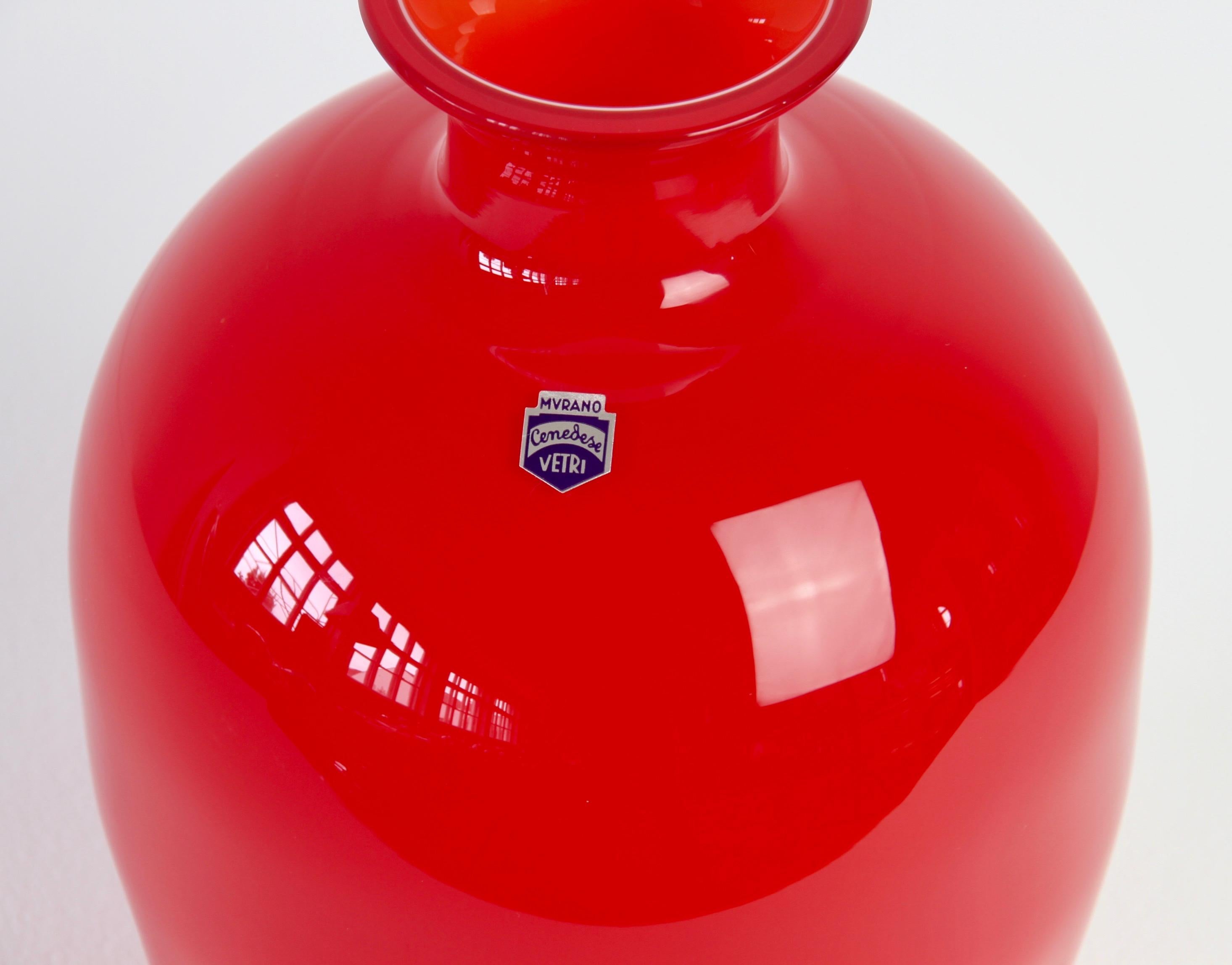Fin du 20e siècle Cenedese - Vase rond en verre de Murano italien vintage rouge vif et coloré en vente
