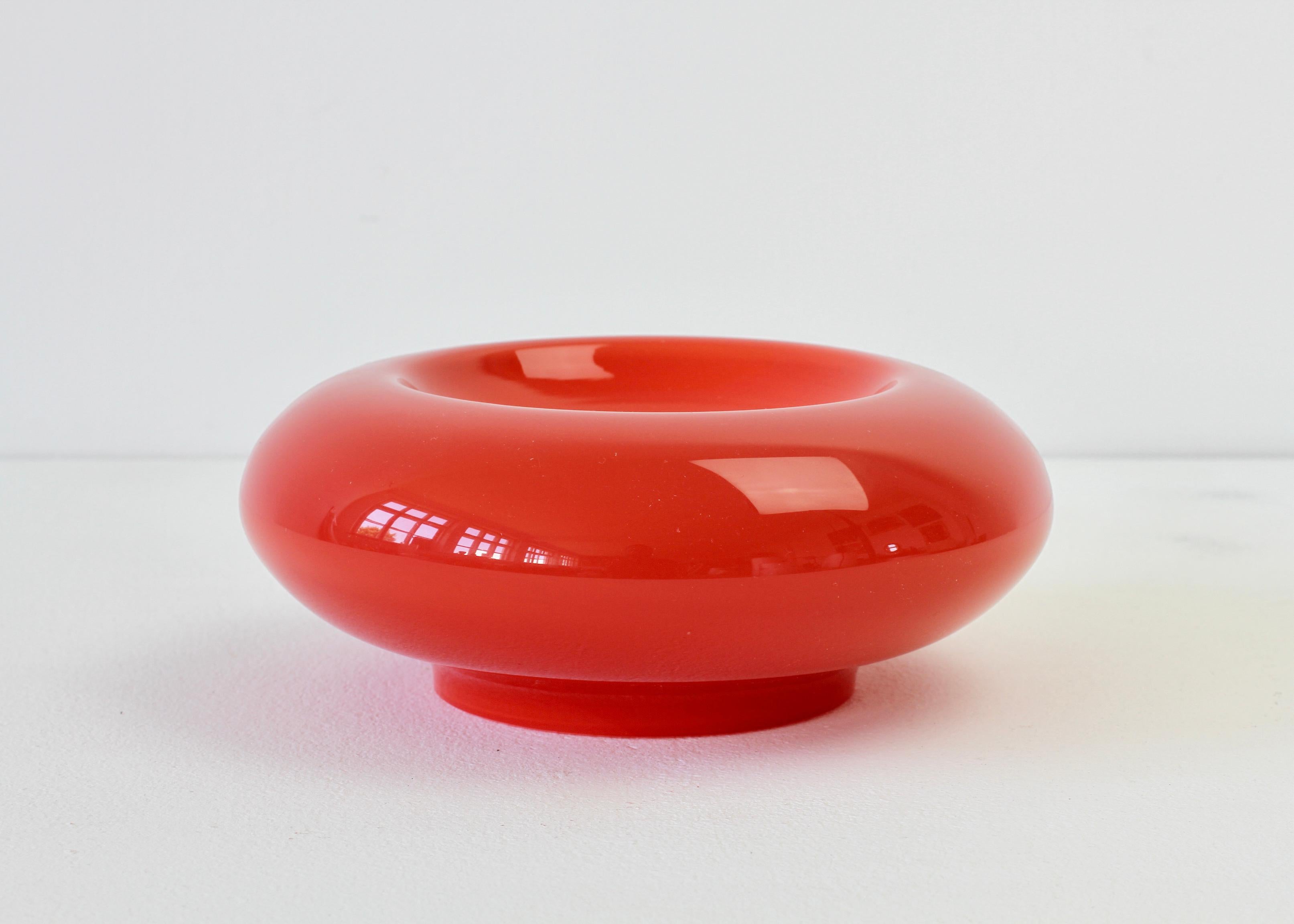 Vaso o ciotola in vetro di Murano Cenedese rosso scuro della metà del secolo scorso In condizioni ottime in vendita a Landau an der Isar, Bayern