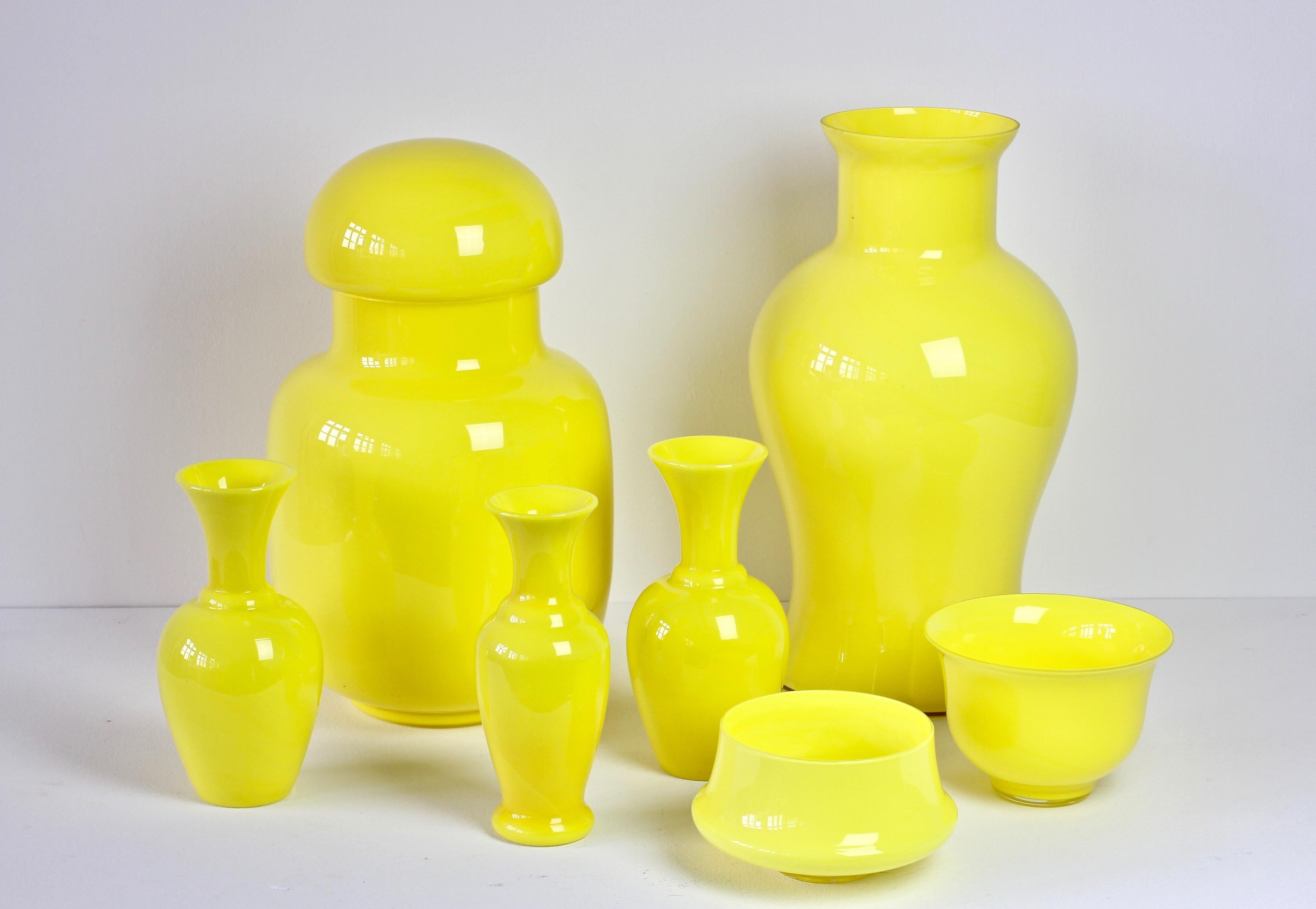 Cenedese Ensemble of Bright Yellow Vintage Italian Murano Art Glass Vases In Good Condition In Landau an der Isar, Bayern