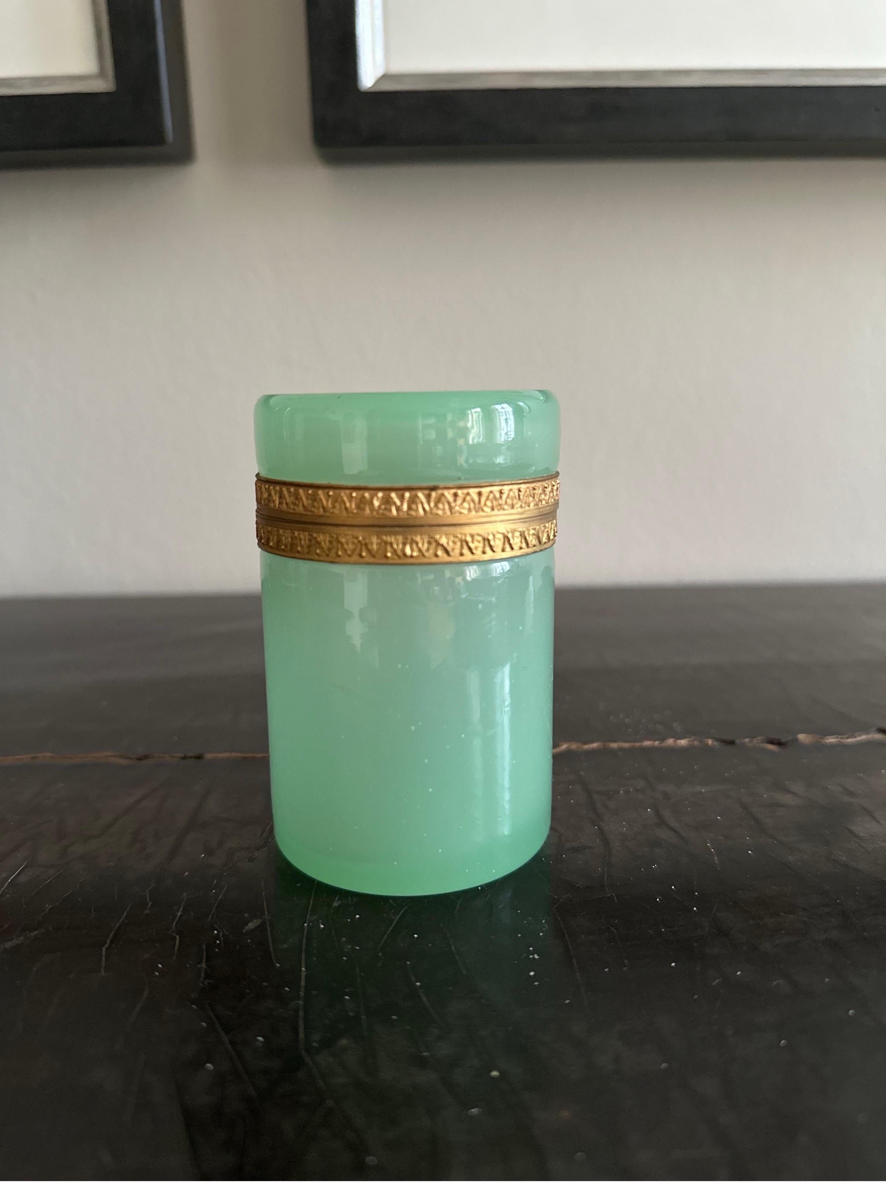 Antique  Boîte à bijoux en verre de Murano de Cenedese - vert jade, début du 20e siècle, Italie
Découvrez un morceau d'histoire dans un état impeccable avec notre boîte à bijoux ancienne en verre de Murano de Cenedese. Méticuleusement fabriqué à