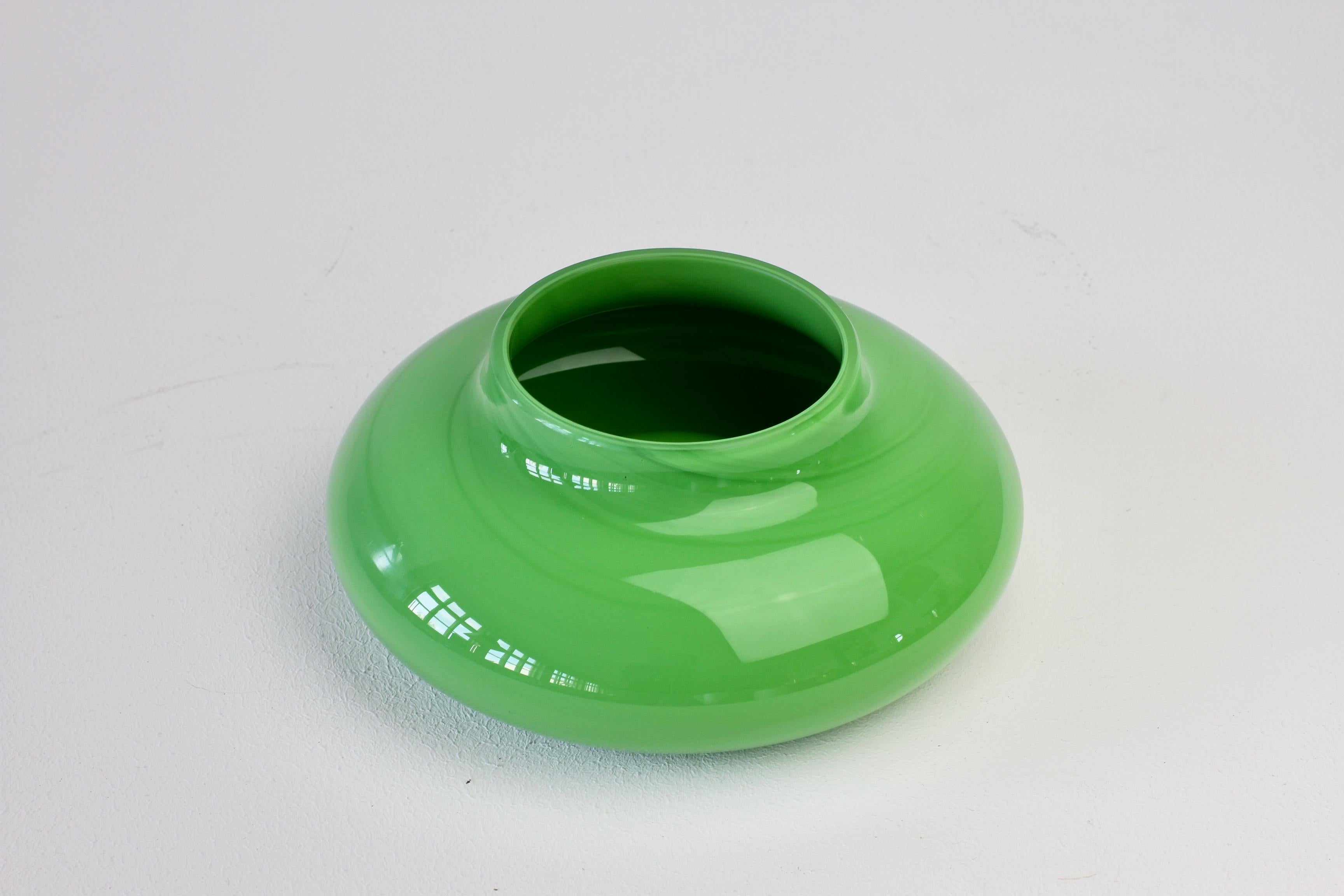 Wonderful vintage Mid-Century Modern glass bowl or vase in green by Cenedese of Murano, Italy. 

This can be used as a bowl or as a vase when turned upside down - perfect for displaying short stemmed decorative flowers.

A fun, funky and bright
