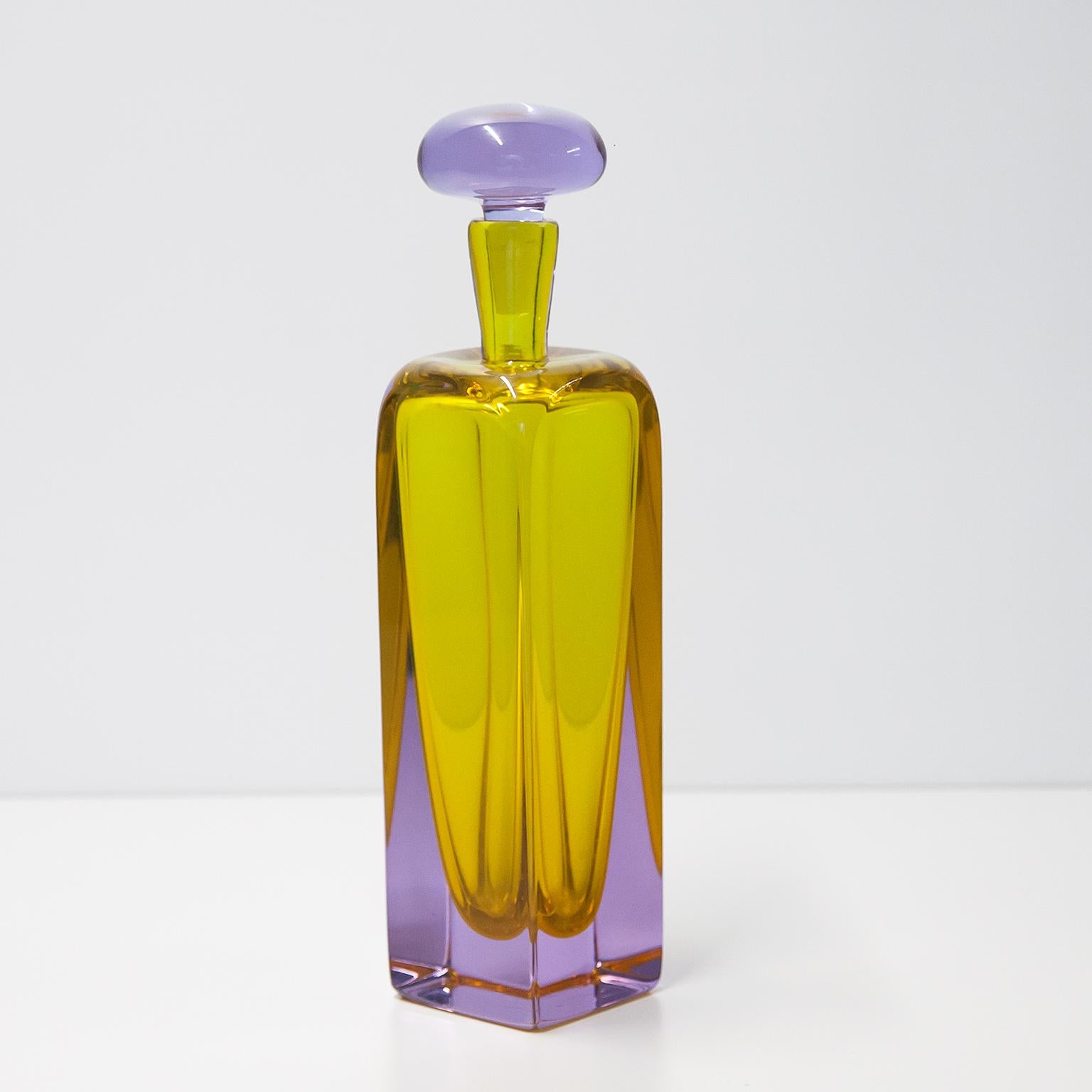 Très grande carafe en verre de Murano jaune et rose des années 1960, attribuée à Antonio da Ros. Excellent état vintage.