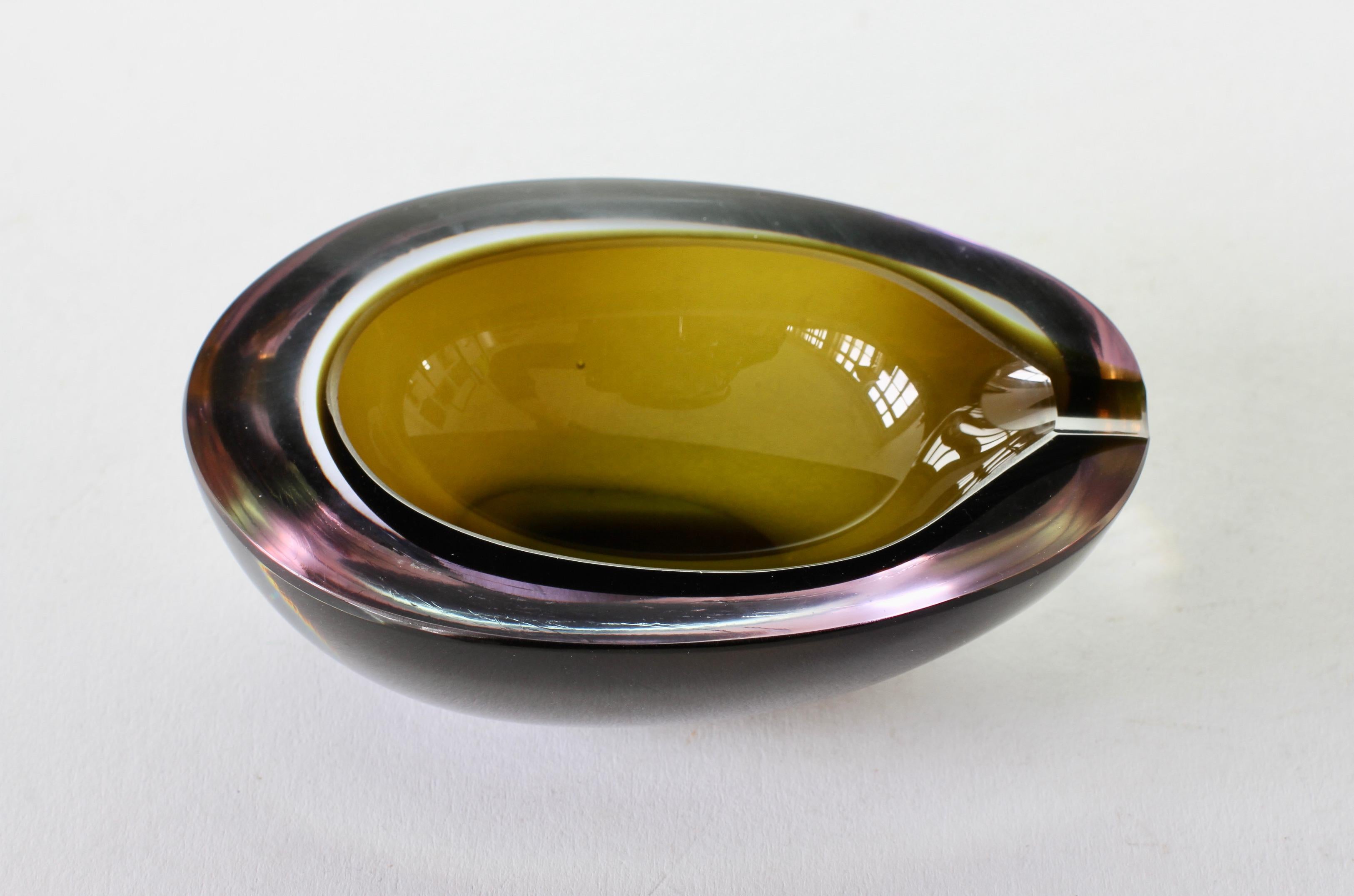 Antonio da Ros (attr.) for Cenedese vintage Mid-Century Modern Italian Murano glass ashtray, circa 1965-1975. Utilizing the Sommerso technique this petite piece of glass features an asymmetric design of green and lilac / purple / alexandrite toned