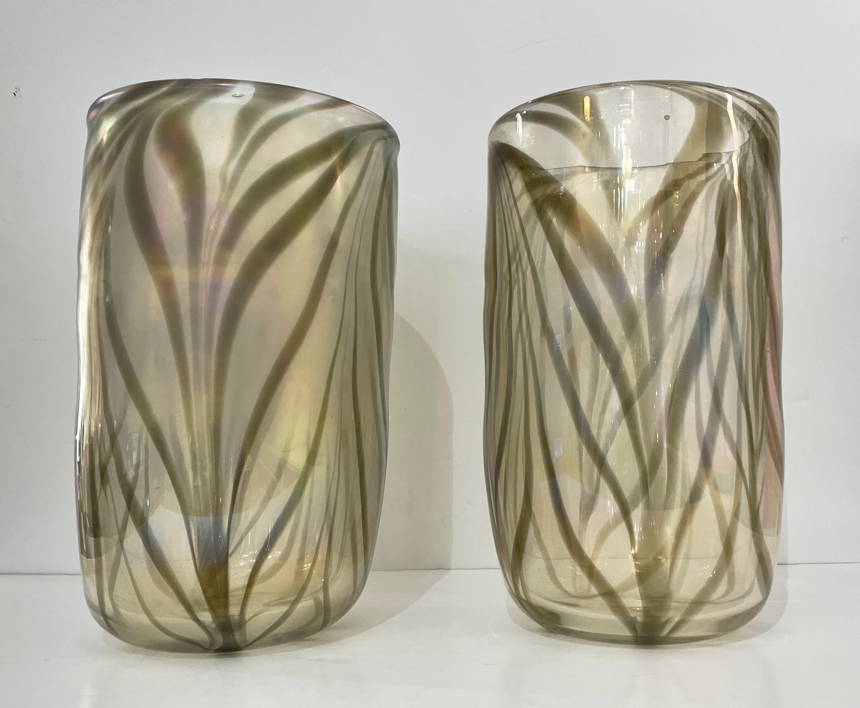 Organique Paire de vases modernes italiens en verre de Murano de couleur zébré irisé et or fumé de Cenedese en vente