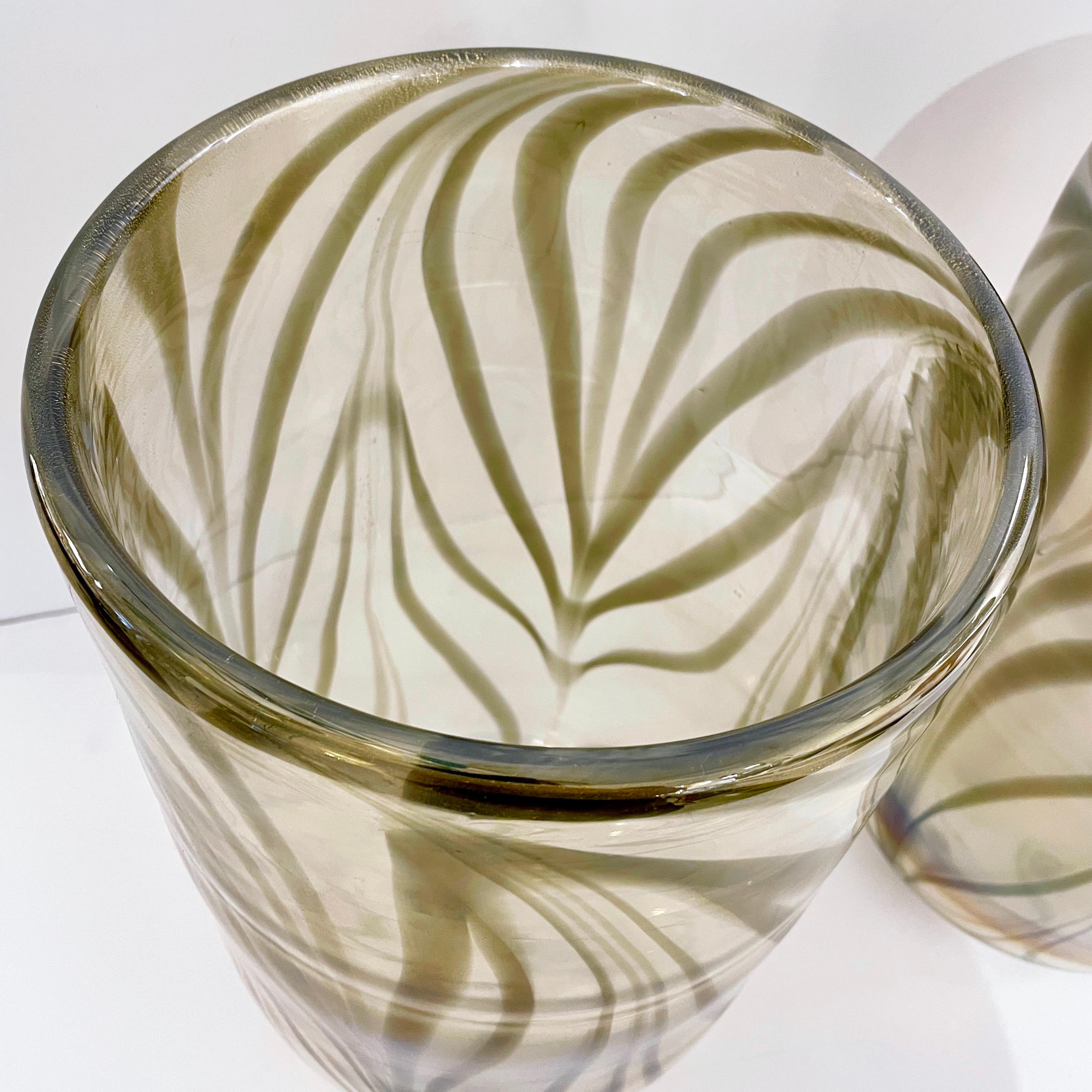 XXIe siècle et contemporain Paire de vases modernes italiens en verre de Murano de couleur zébré irisé et or fumé de Cenedese en vente