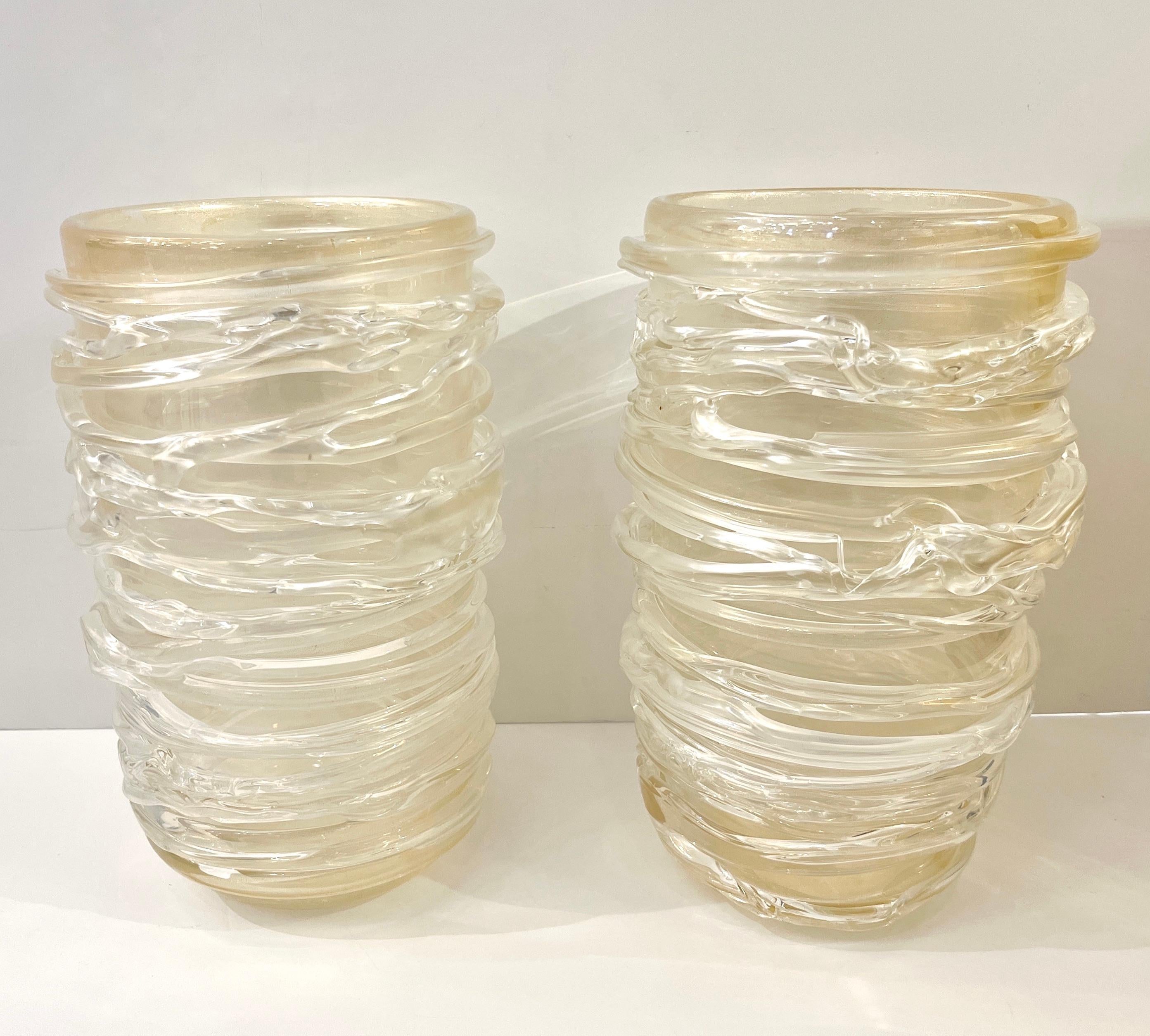 Paar hohe moderne schillernde italienische Muranoglasvasen aus Goldkristall und Muranoglas von Cenedese im Angebot 6
